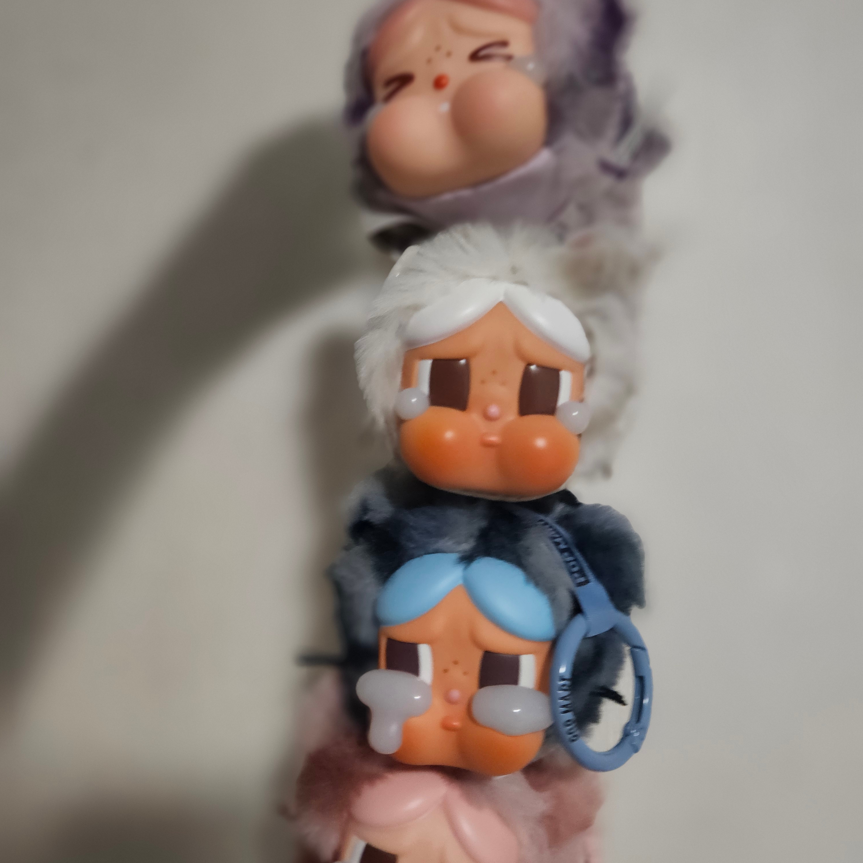 Pop Mart Crybaby Wild But Cutie Series Vinyl Plush Pendant (6 Blind Boxes) 착용 스타일