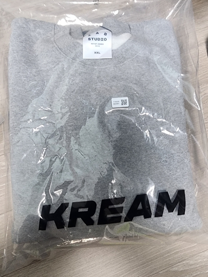 IAB Studio Embossed Sweatshirt Gray 착용 스타일