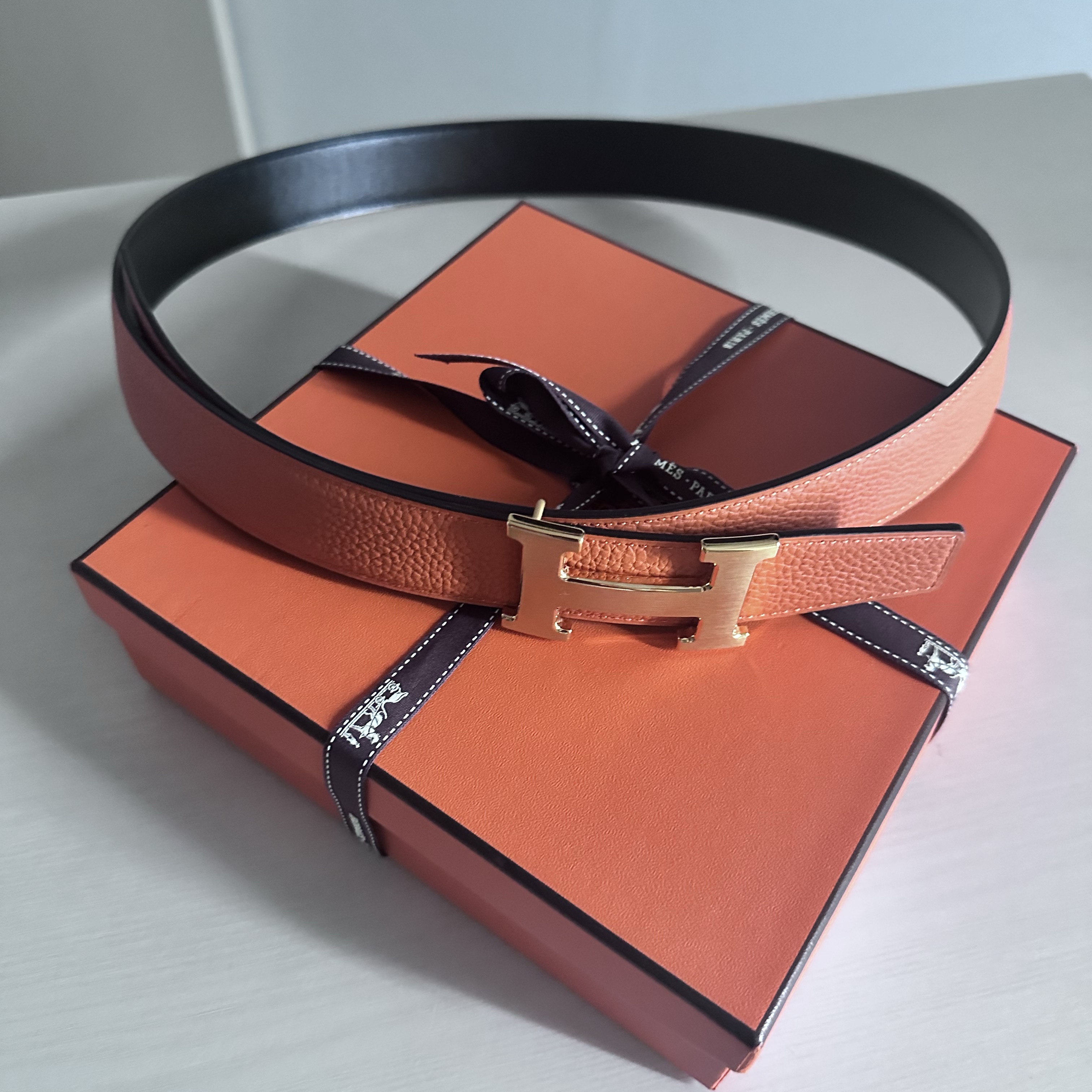 Hermes H Belt Buckle & Reversible Leather Strap 32mm & Platinum Brushed Gold Noir Orange 착용 스타일