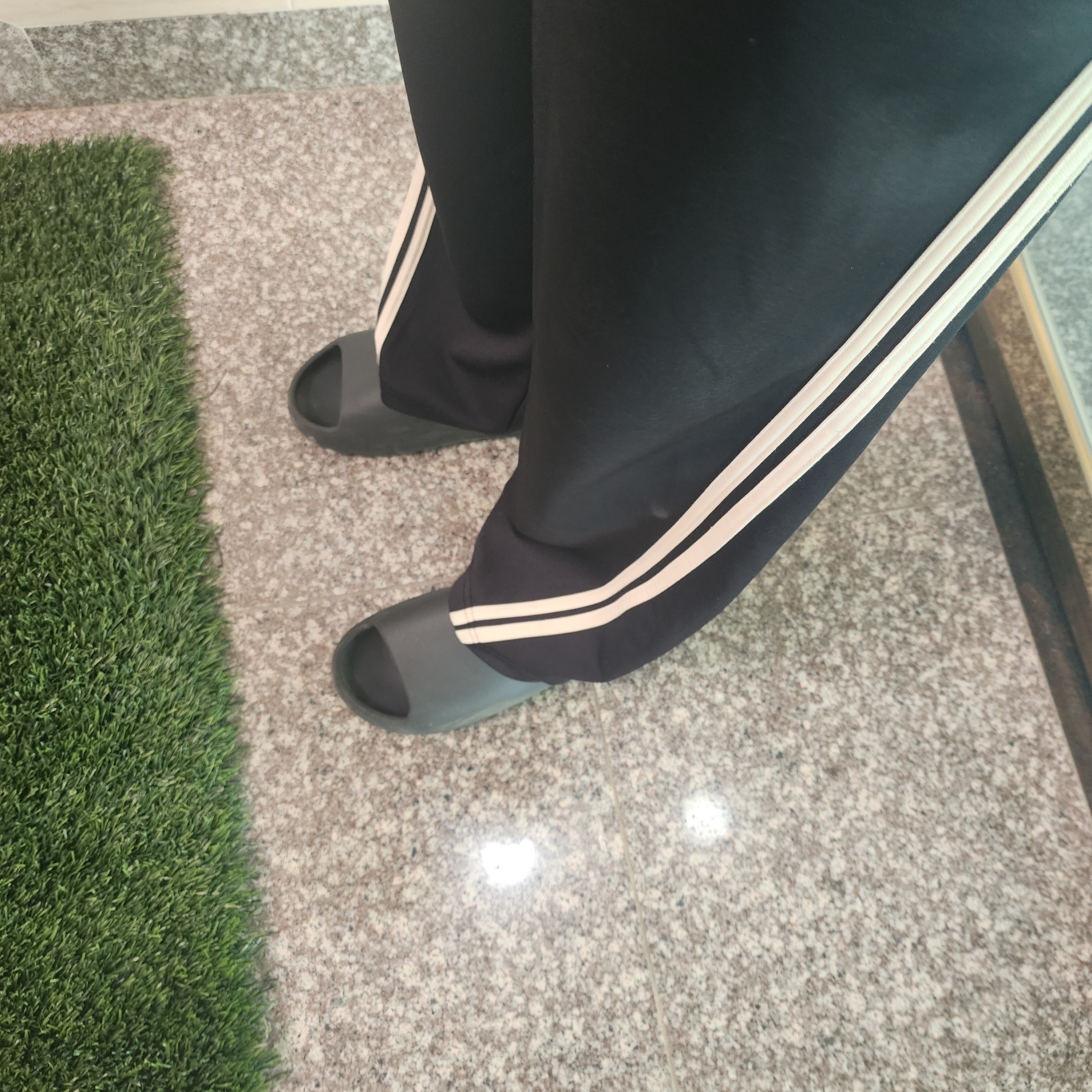 Adidas Yeezy Slide Onyx 착용 스타일