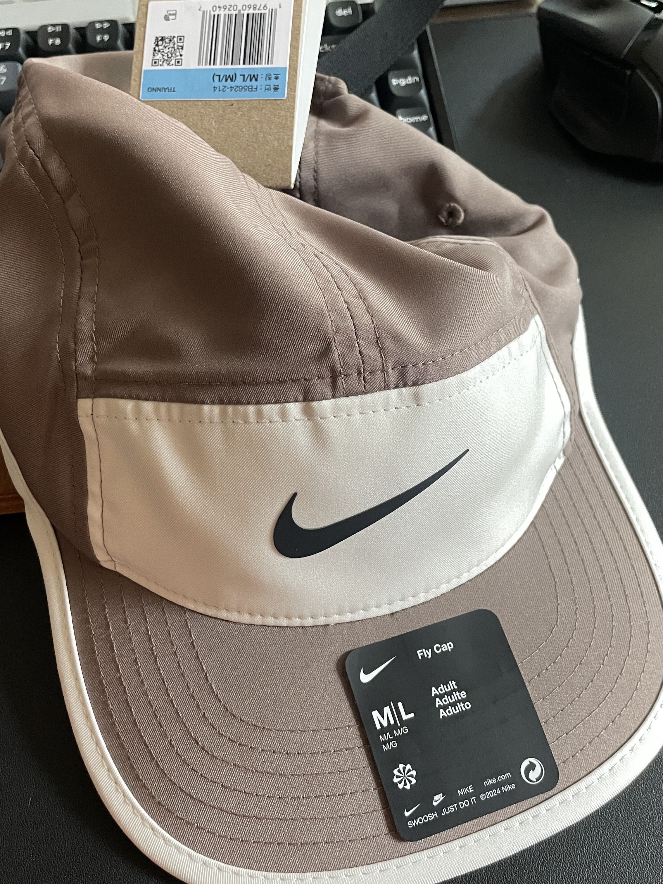 Nike Dri-Fit Fly Unstructured Swoosh Cap Light Iron Ore Vapour Green, Nike Air Max Scorpion Flyknit Dark Smoke Grey 착용 스타일 - 2