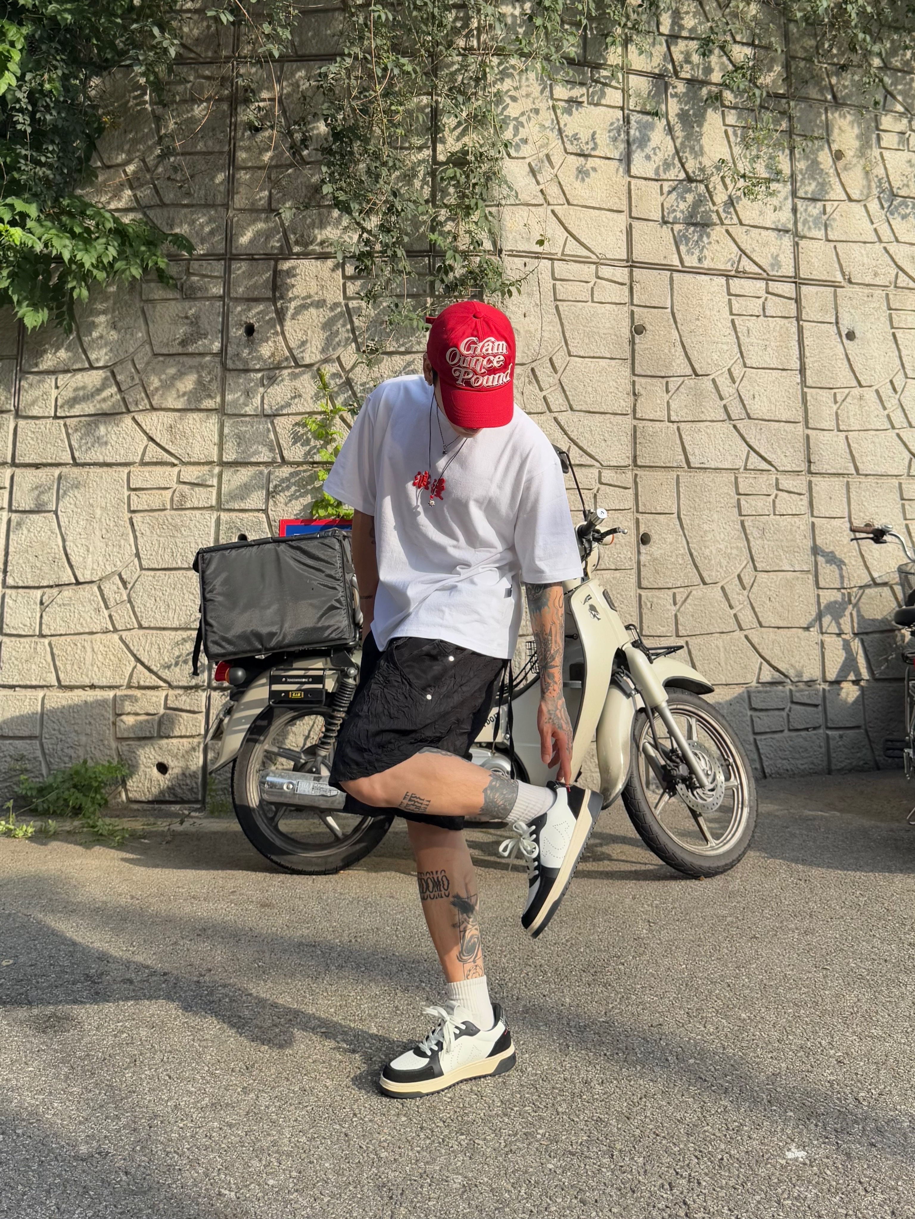 Wapworks Crease Baggy Shorts 착용 스타일 - 4