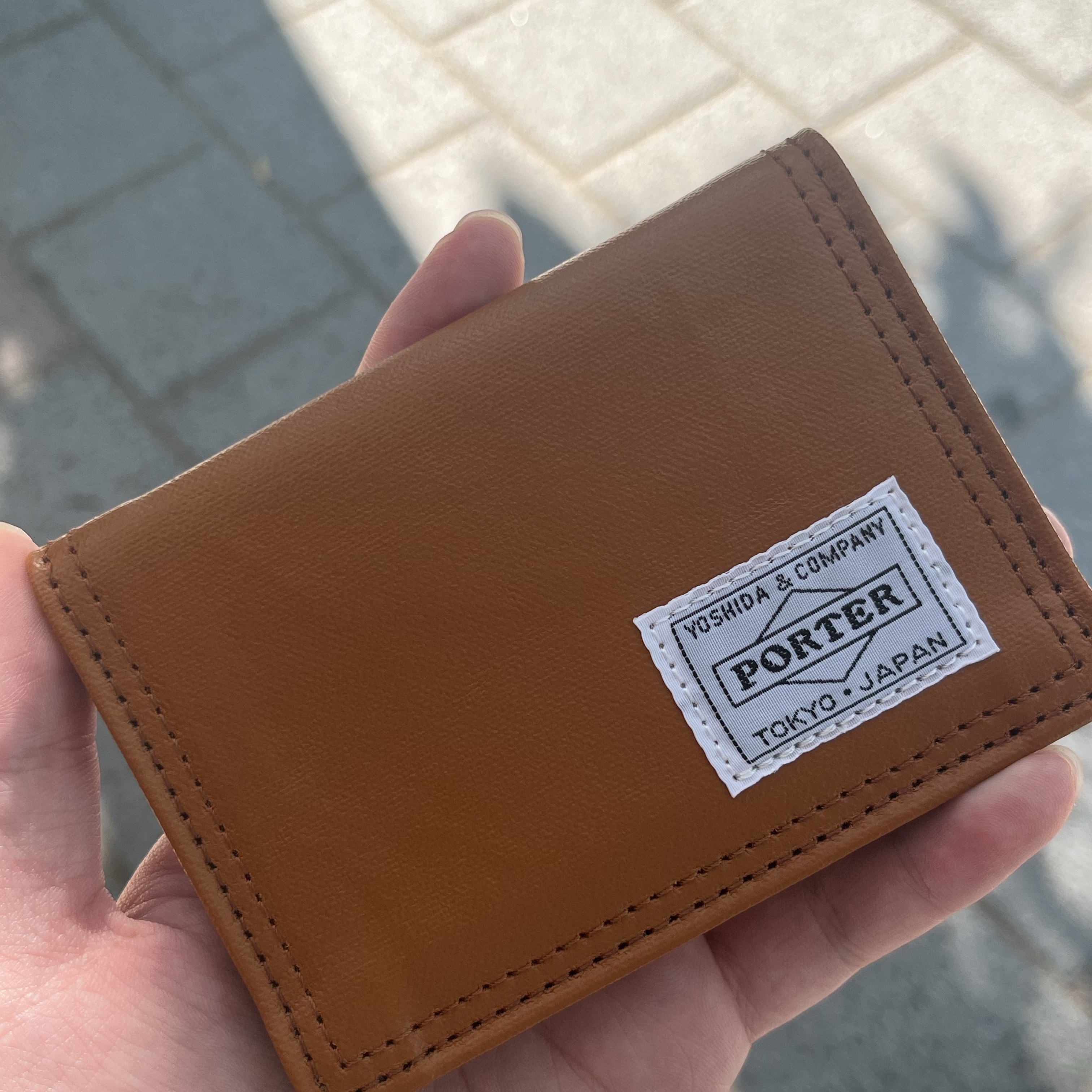 Porter Freestyle Pass Case Camel 착용 스타일