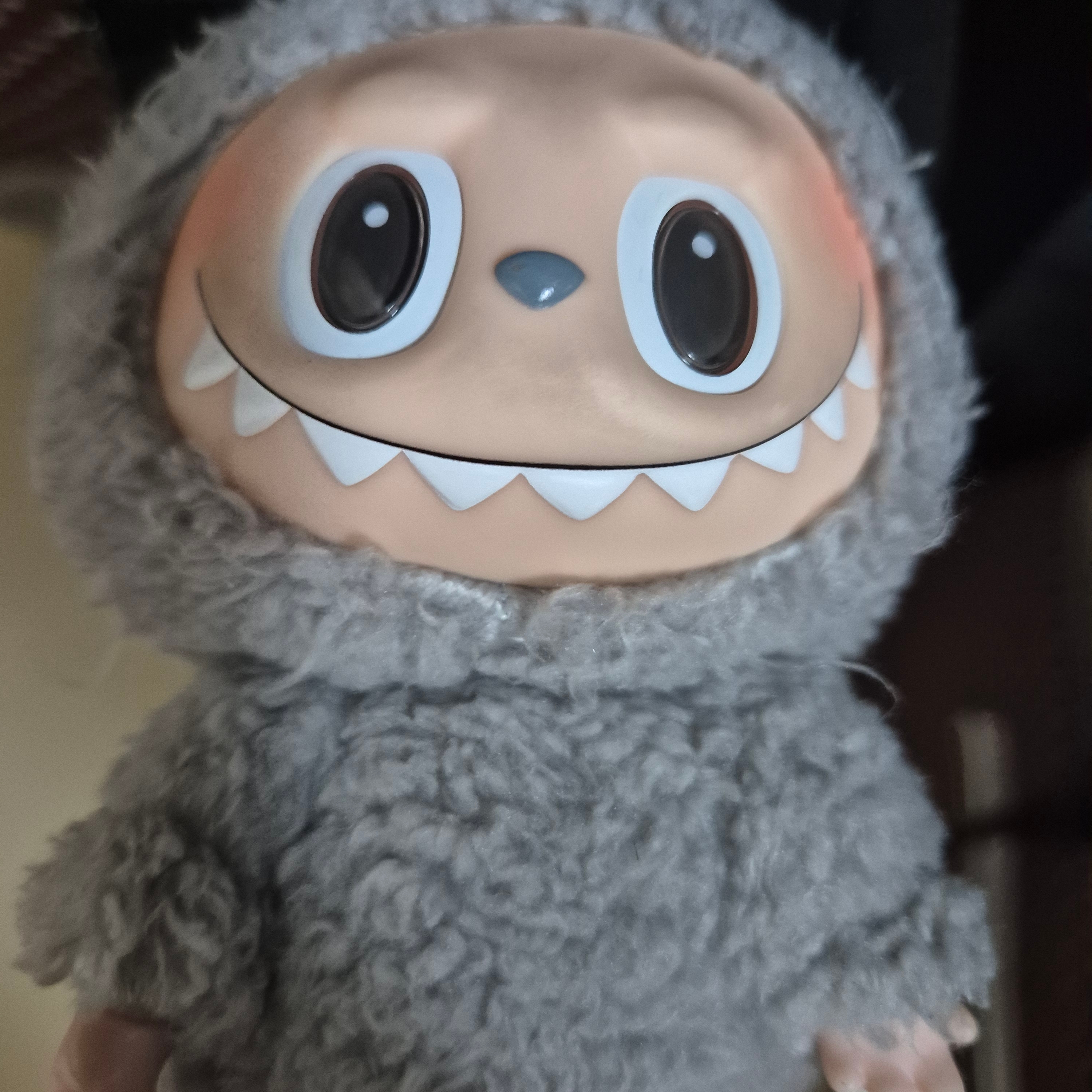 Pop Mart Labubu The Monsters Labubu Tasty Macarons Series Sesame Bean Keyring (Opened Case) 착용 스타일