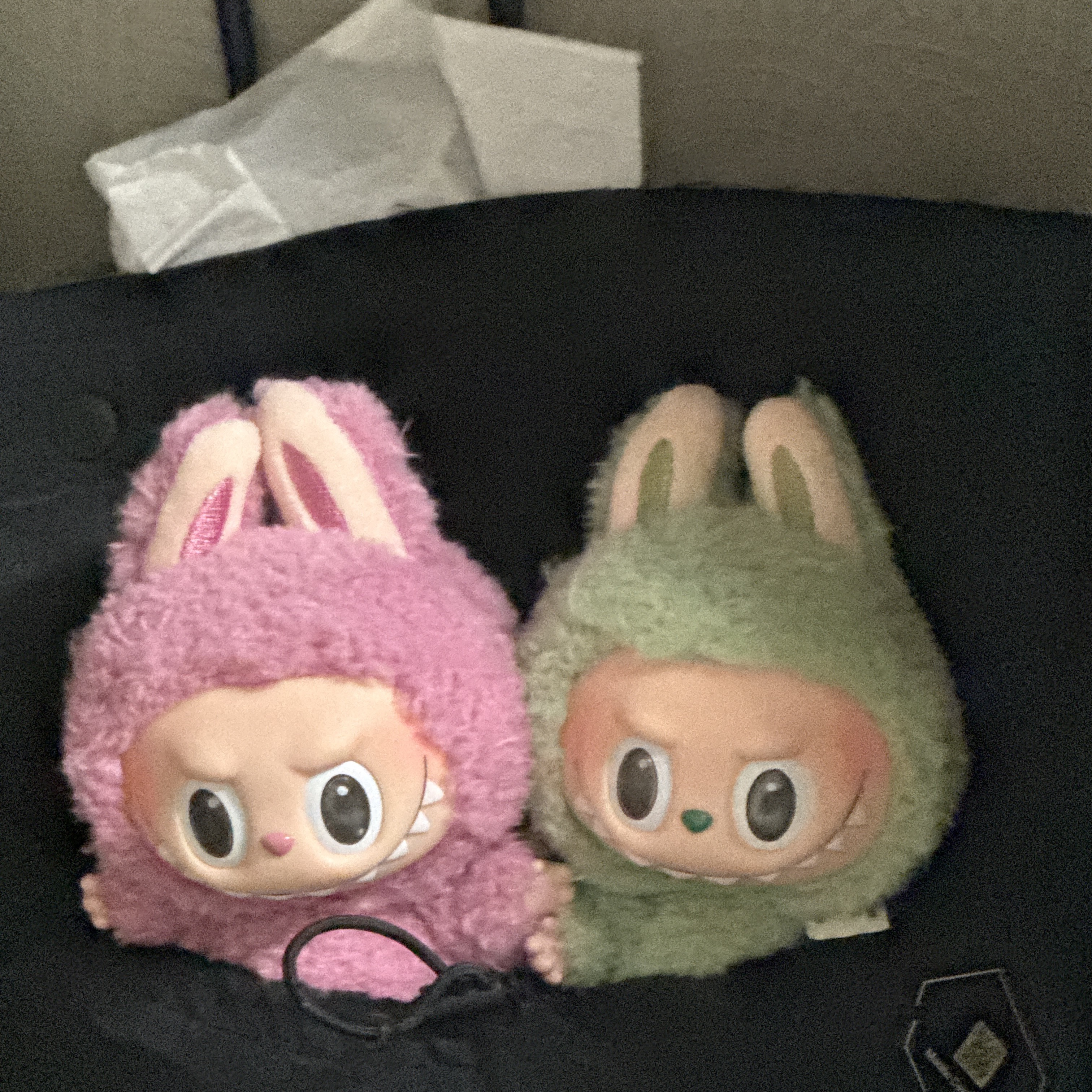 Pop Mart Labubu The Monsters Labubu Tasty Macarons Series Green Grape Keyring, Pop Mart Labubu The Monsters Labubu Tasty Macarons Series Lyche Berry Keyring 착용 스타일