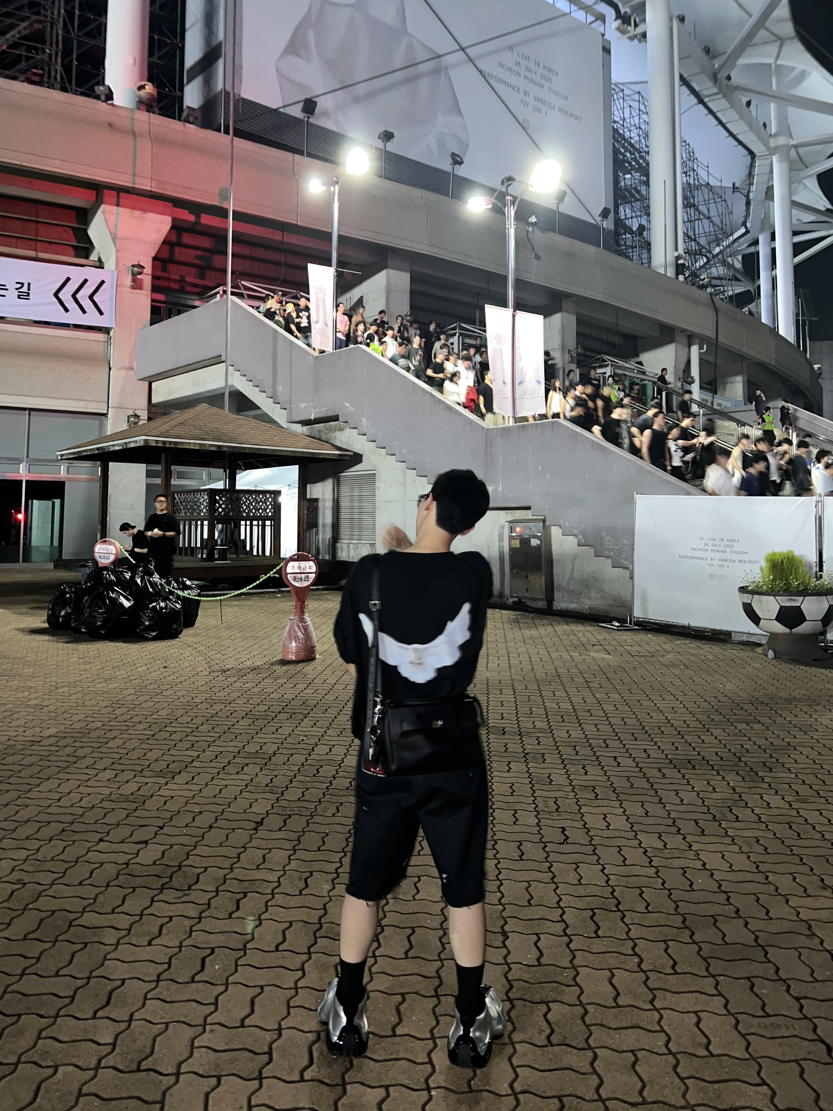 Balenciaga Basketball Sneakers Silver Black, Yeezy Gap Engineered By Balenciaga Dove 3/4 Sleeve T-Shirt Black 착용 스타일 - 2