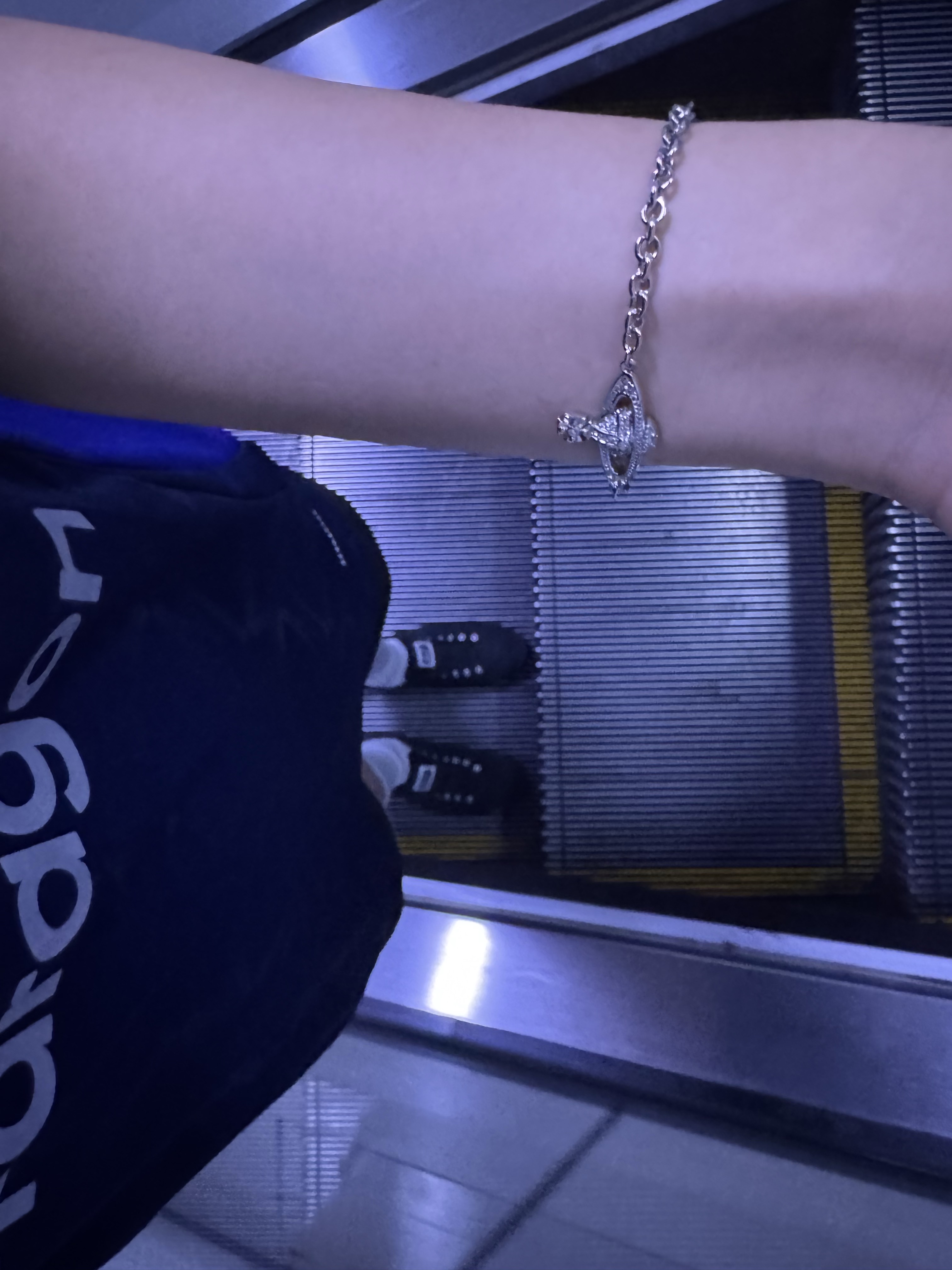 Vivienne Westwood Mini Bas Relief Chain Bracelet Silver, Adidas Manchester United 2024/25 Away Jersey Night Indigo - KR Sizing (Non Marking Ver.) 착용 스타일