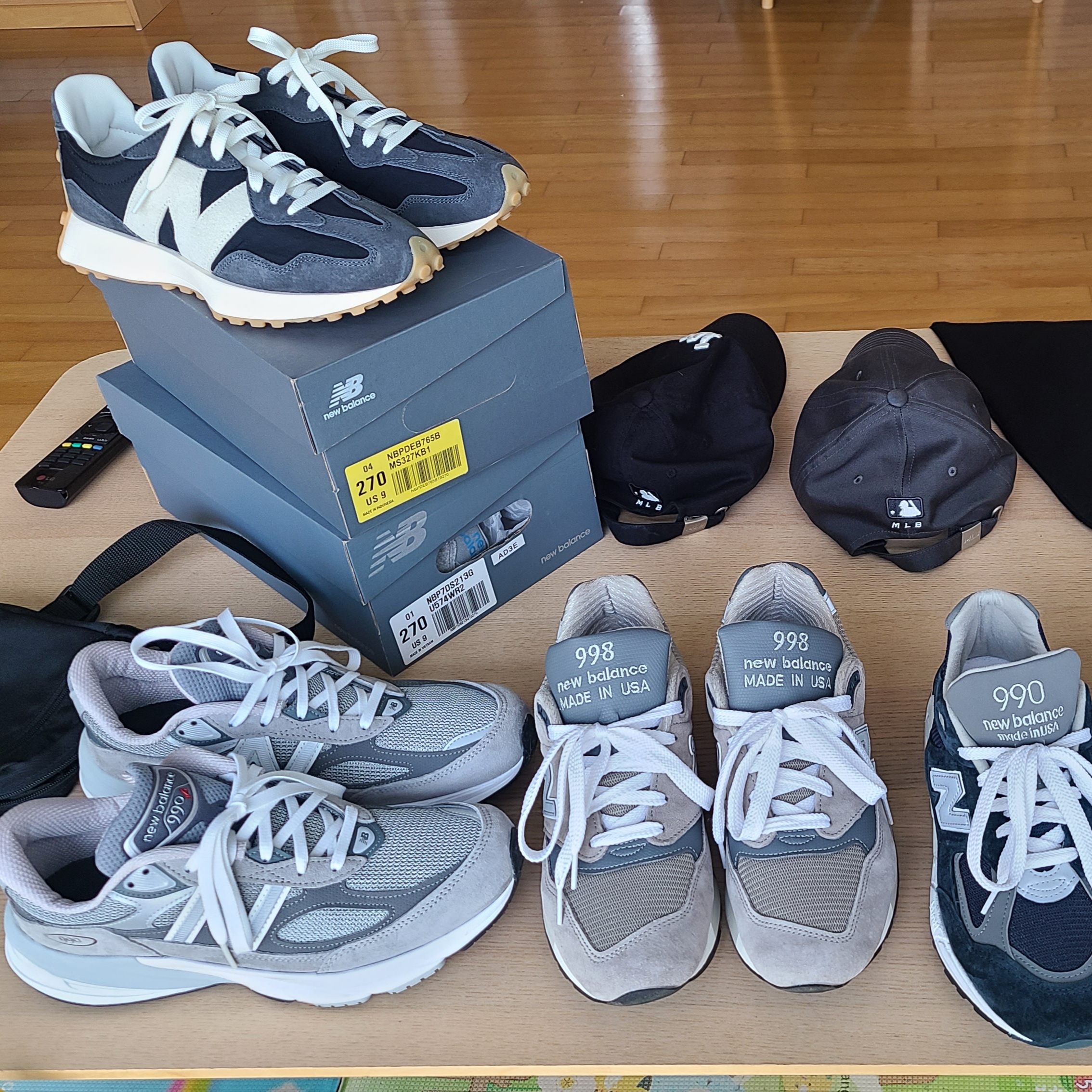 New Balance 327 Clean Vintage Black, New Balance 990v6 Made in USA Grey - D Standard 착용 스타일