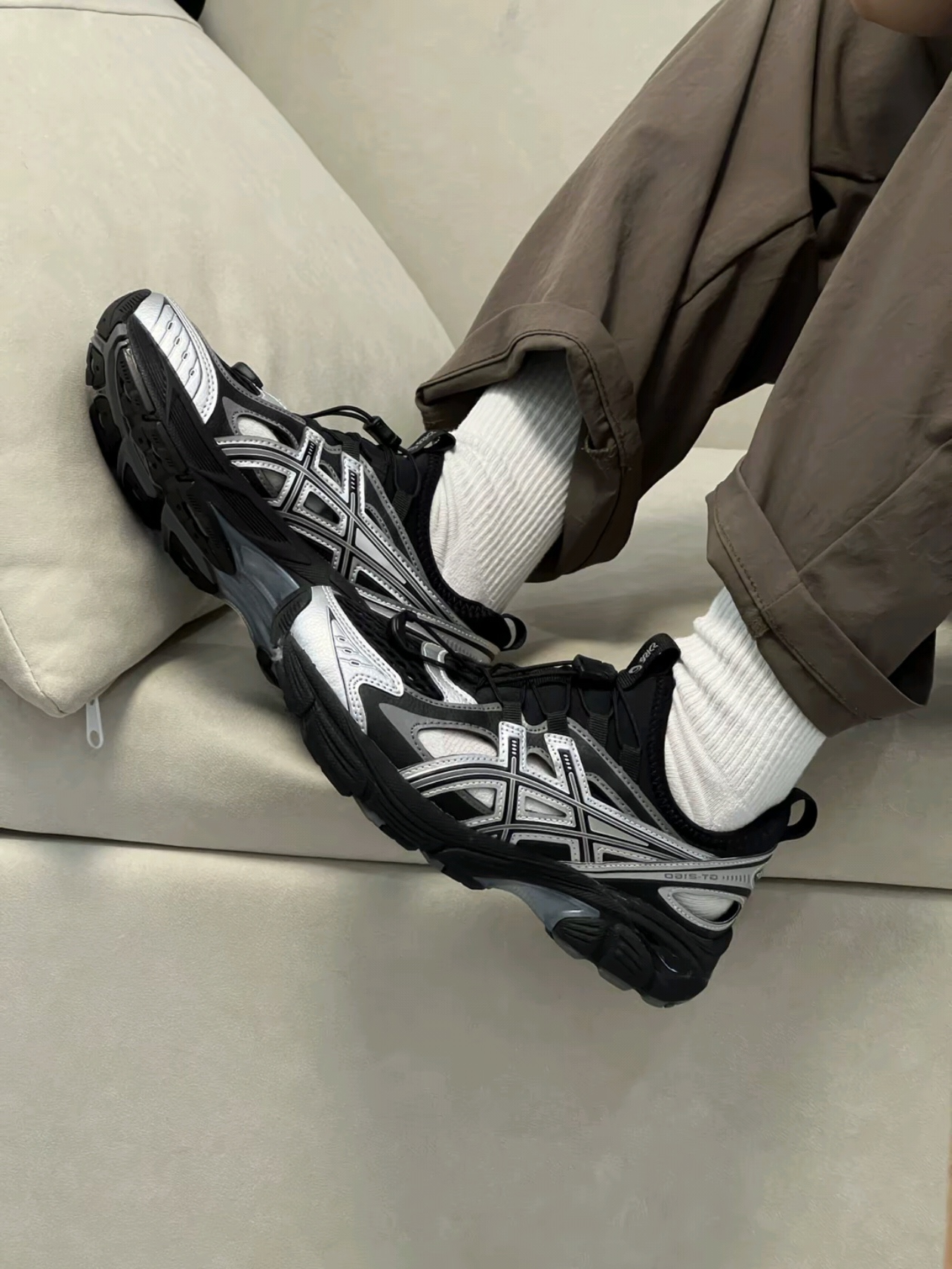Asics GT-2160 Breeze Black Pure Silver, Salomon RX Marie Jeanne Black 착용 스타일 - 1