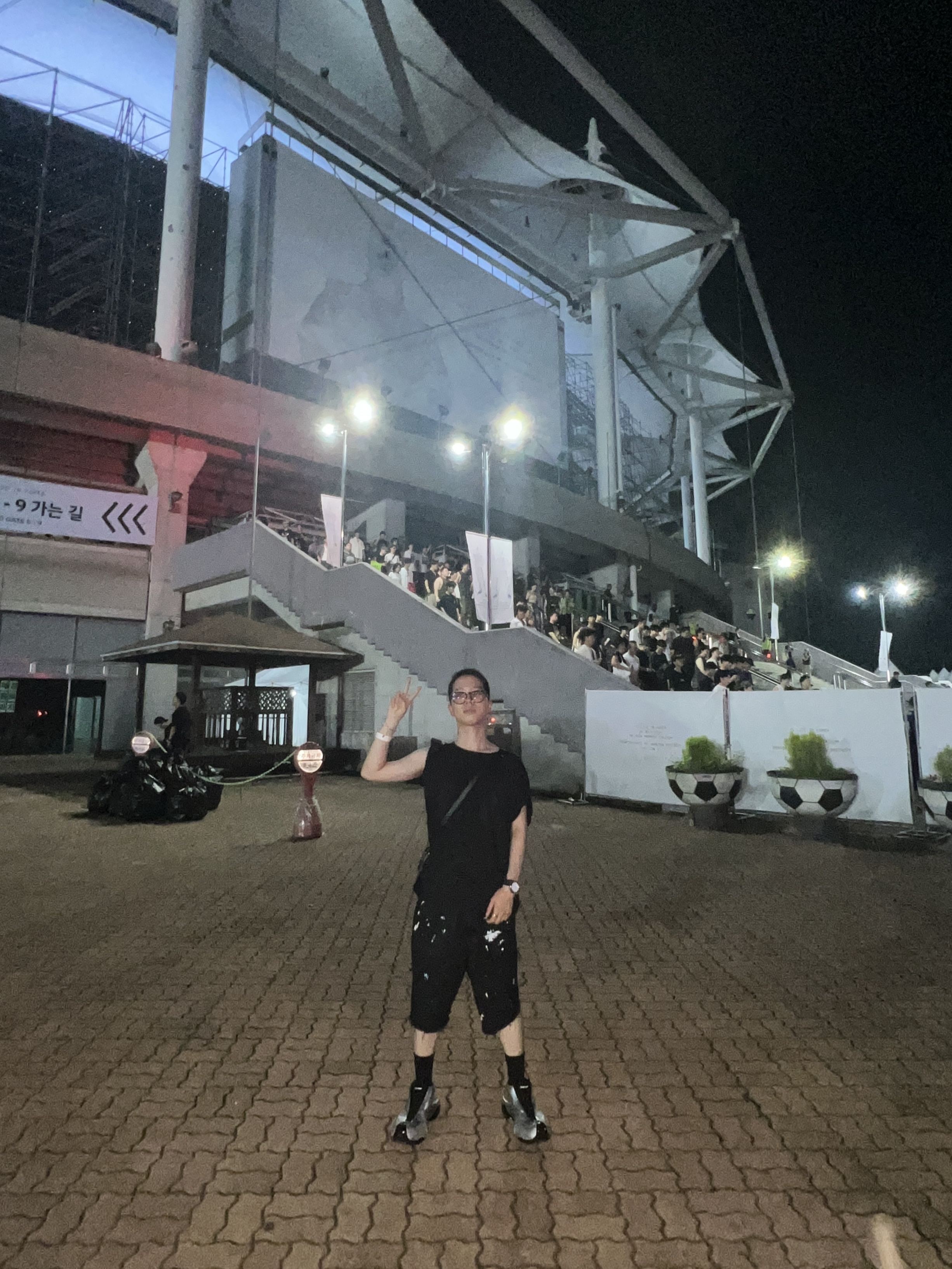 Balenciaga Basketball Sneakers Silver Black, Yeezy Gap Engineered By Balenciaga Dove 3/4 Sleeve T-Shirt Black 착용 스타일 - 1