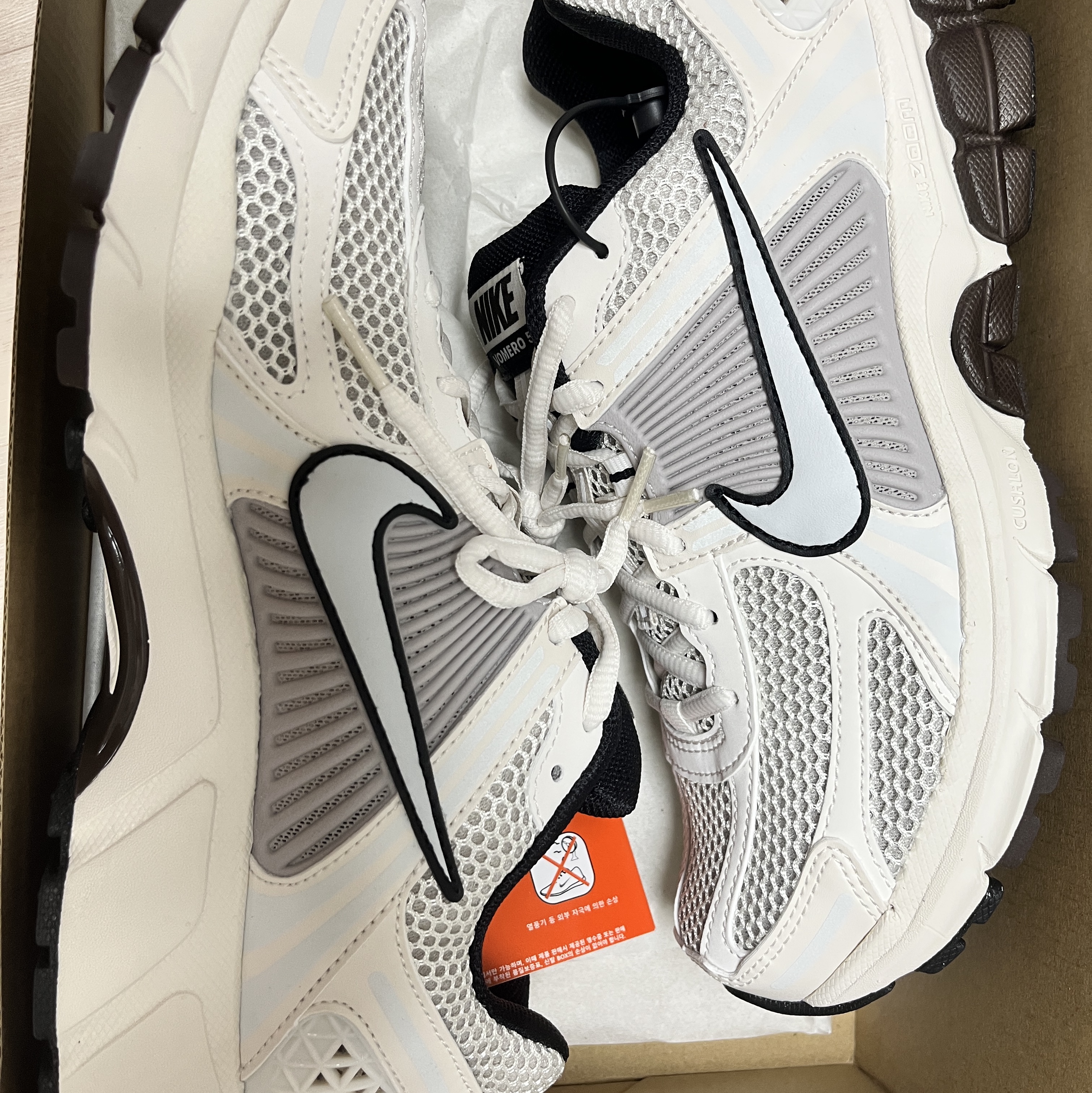 (W) Nike Zoom Vomero 5 Phantom Light Iron Ore 착용 스타일 - 1