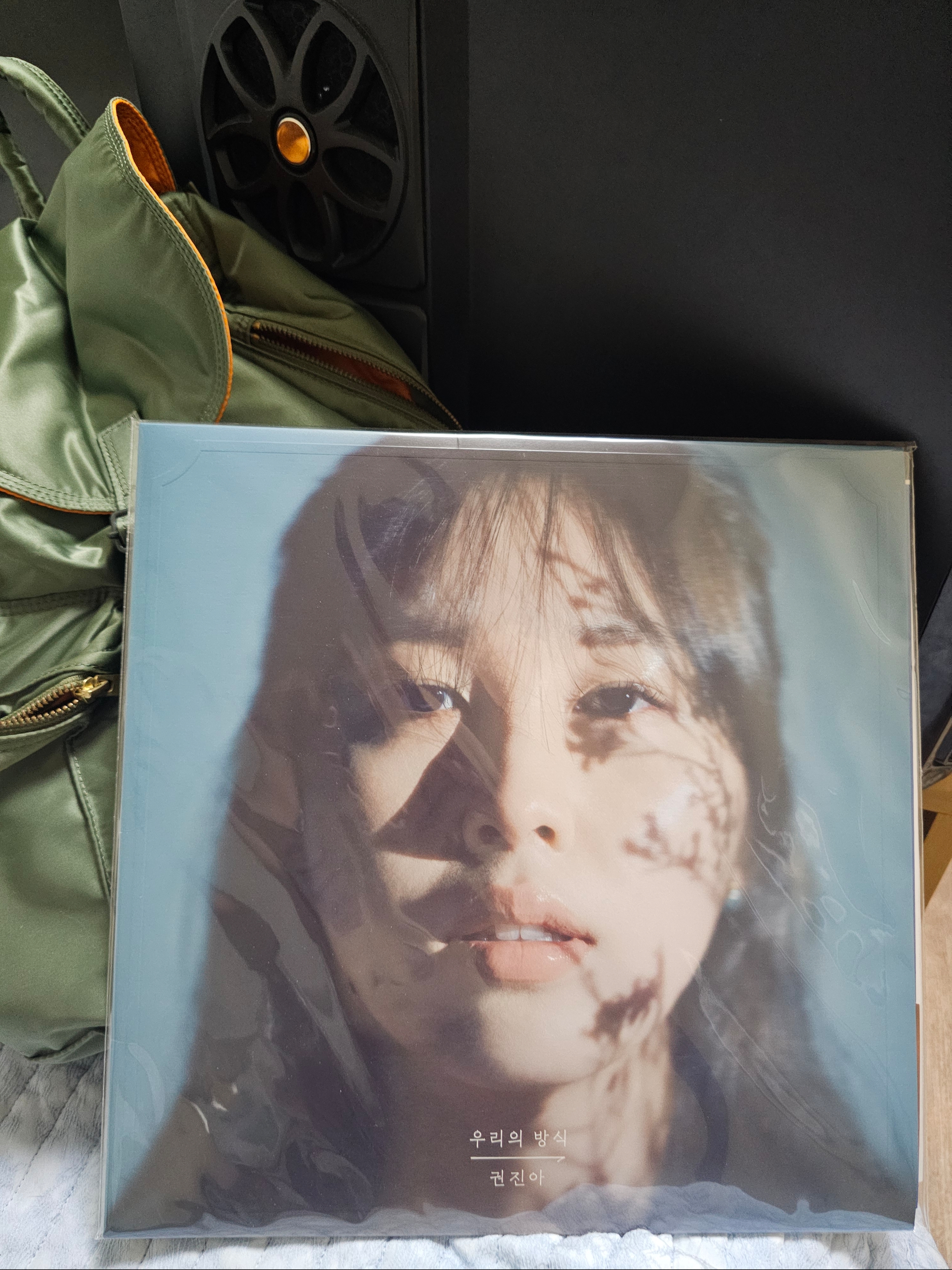 Taeyeon 5th Mini Album To. X LP Black 착용 스타일 - 2
