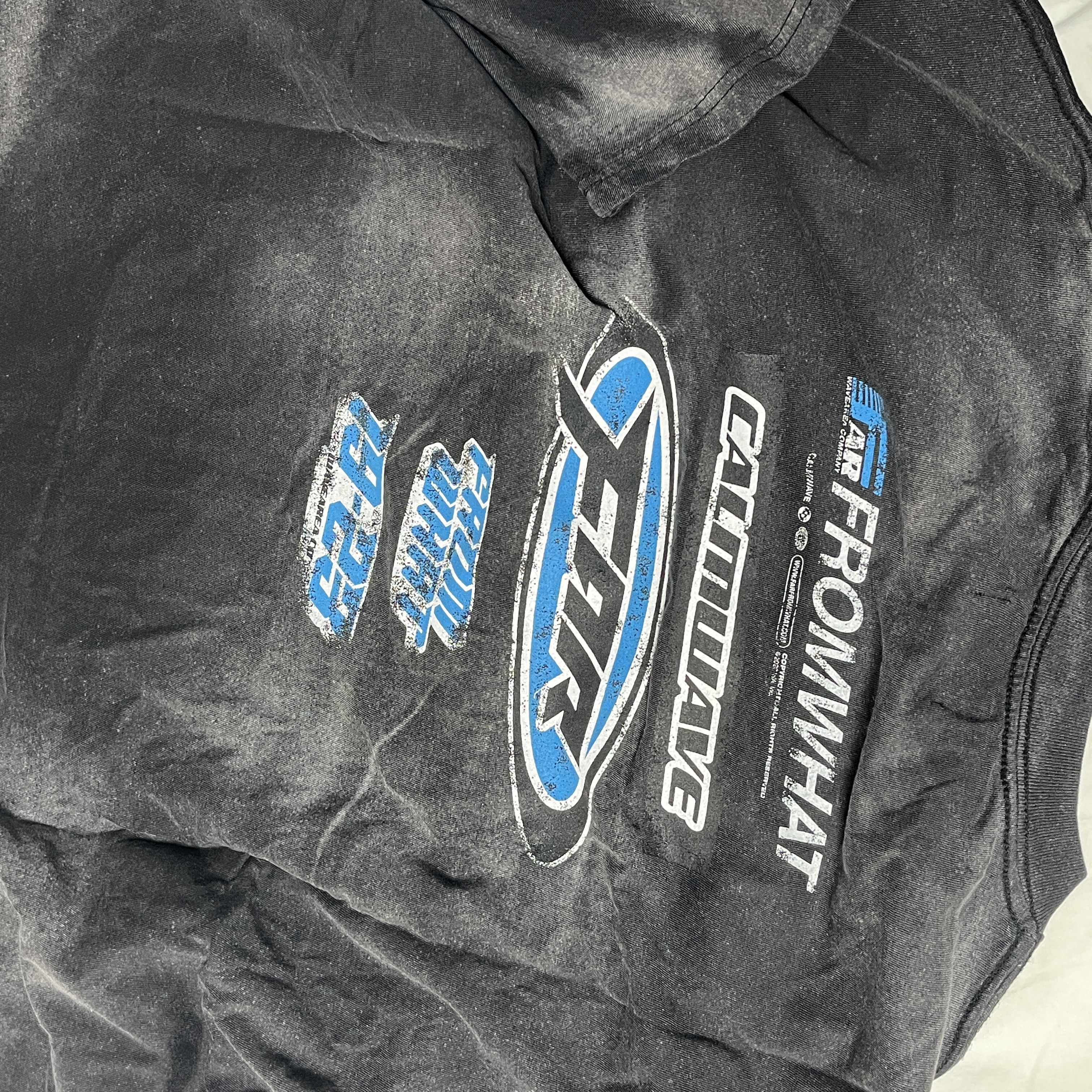 Farfromwhat Far Washed Logo T-Shirts Black 착용 스타일 - 3