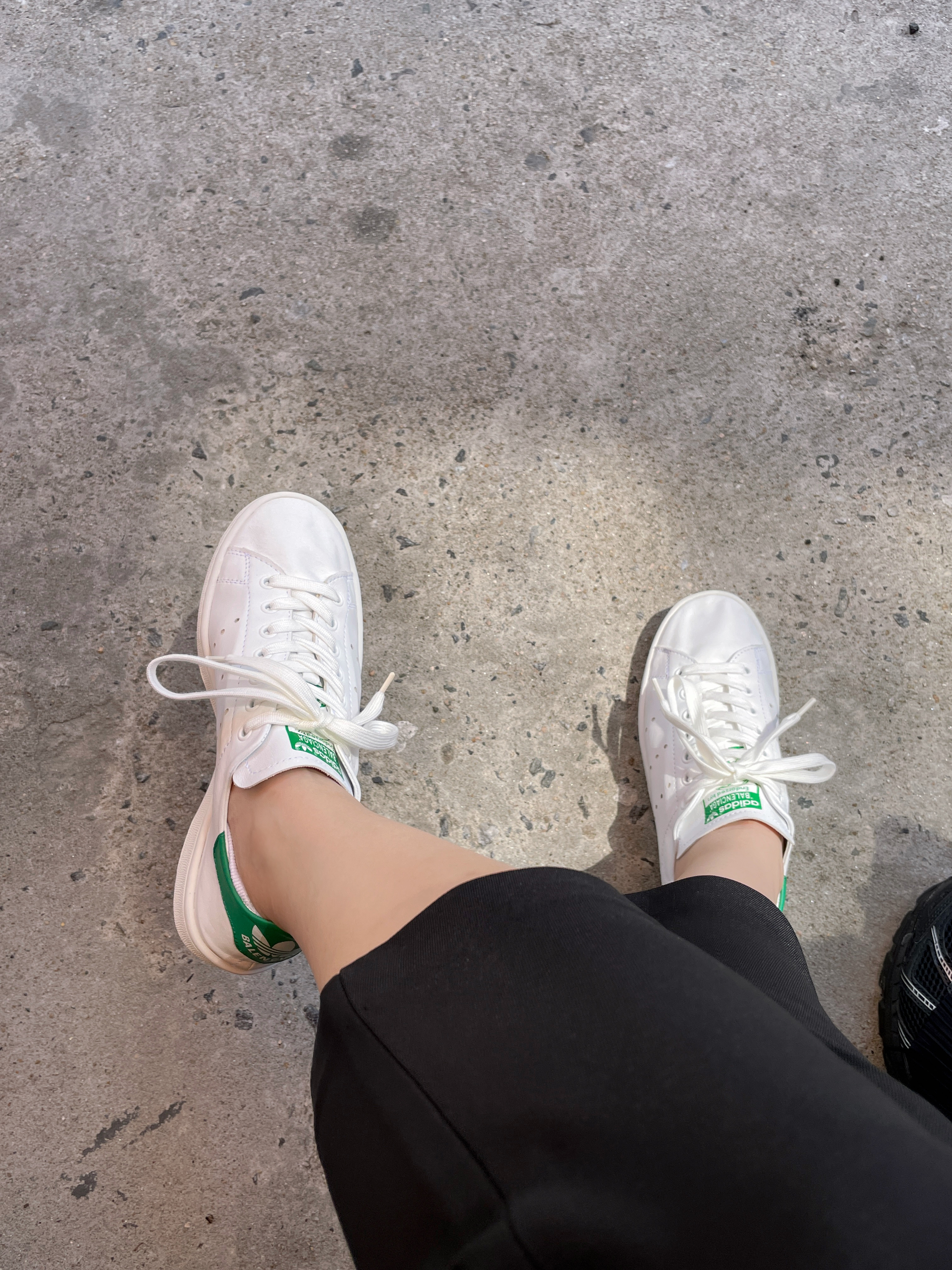 (W) Balenciaga x Adidas Stan Smith Core White Green, Pop Mart Crybaby Crying Again Series Plush Keyring I'll Give You All My Love (Opened Case) 착용 스타일 - 3