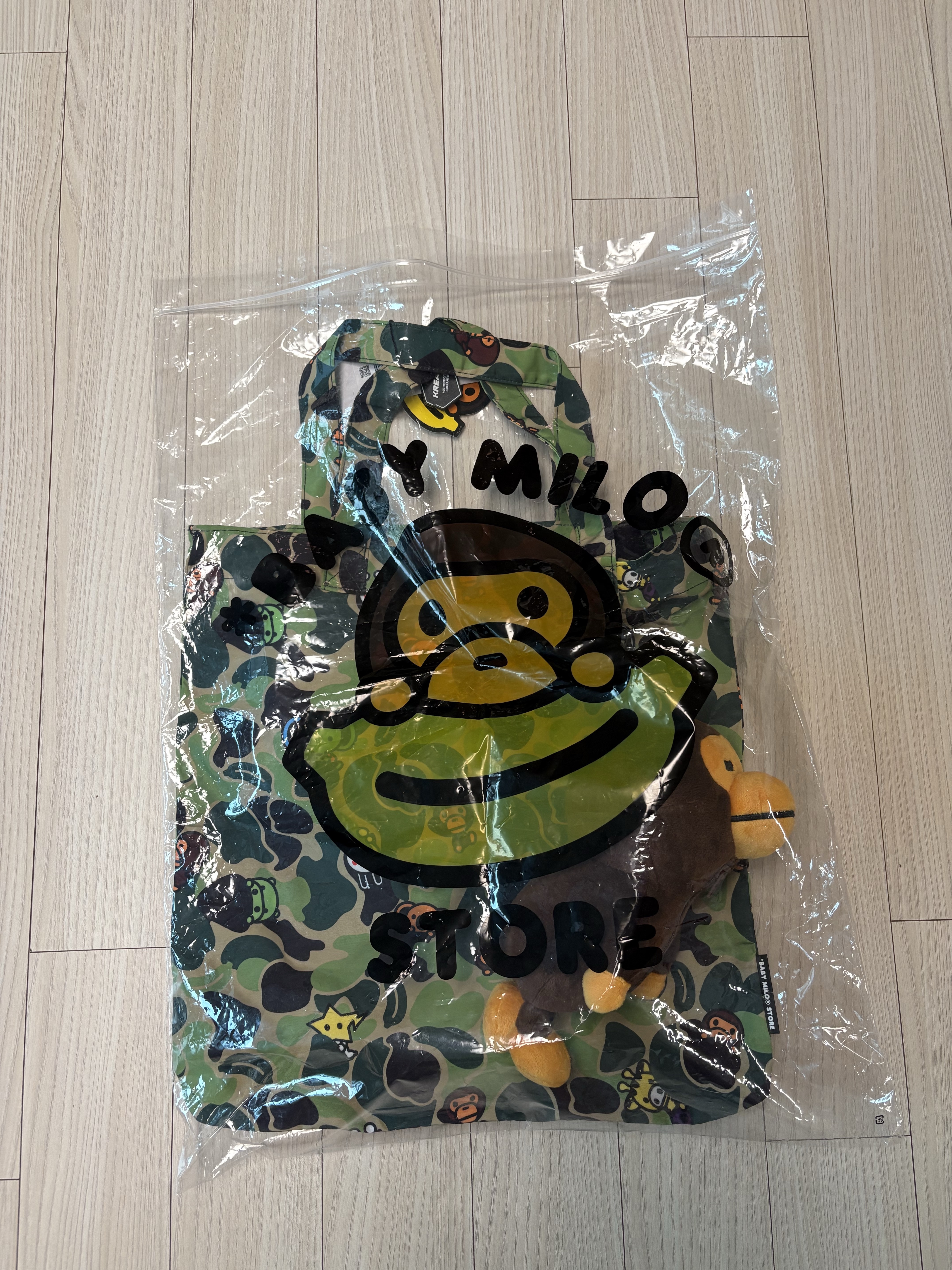 BAPE Baby Milo Plush Doll Recycle Tote Bag Green 착용 스타일 - 2