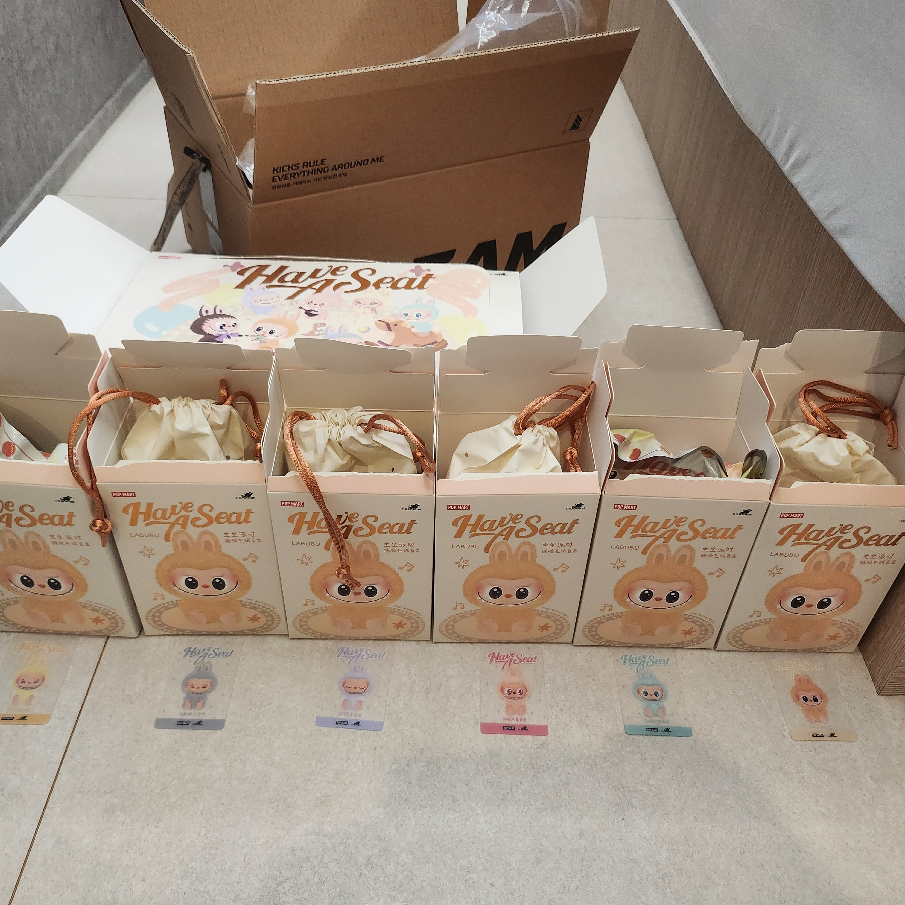 Pop Mart Labubu Let's Play Together Doll Series Sealed Case (6 Blind Boxes) 착용 스타일 - 2