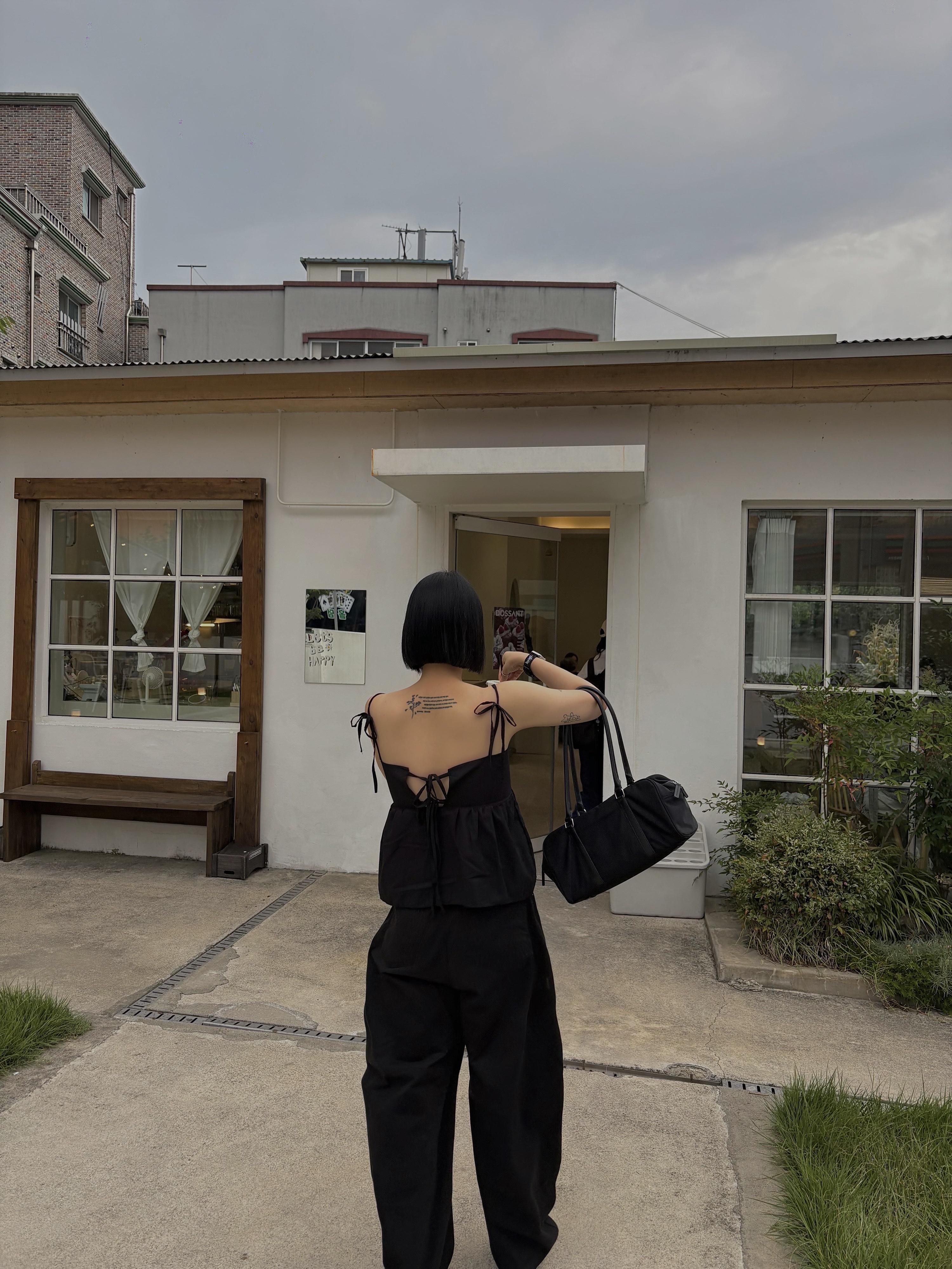 Matin Kim Sporty Tote Bag Black 착용 스타일 - 2