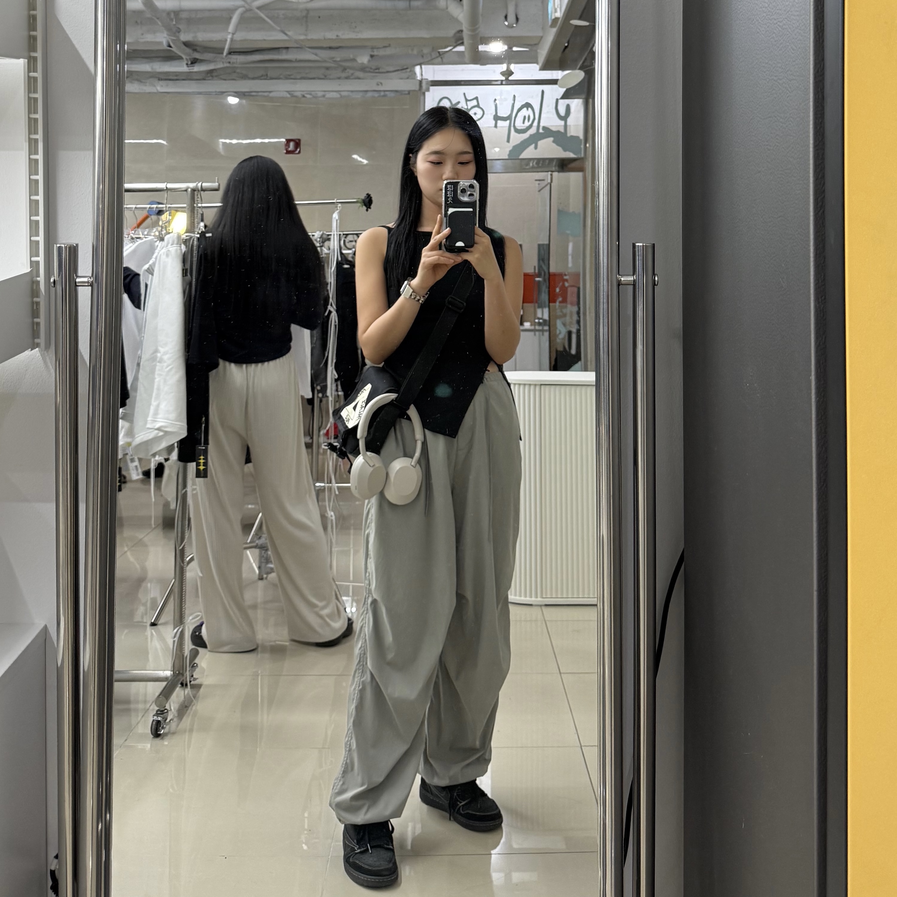Jordan 1 x Travis Scott Retro Low OG SP Black Phantom, Sony WH-1000XM5 Silver (Sony Korea Ver.) 착용 스타일