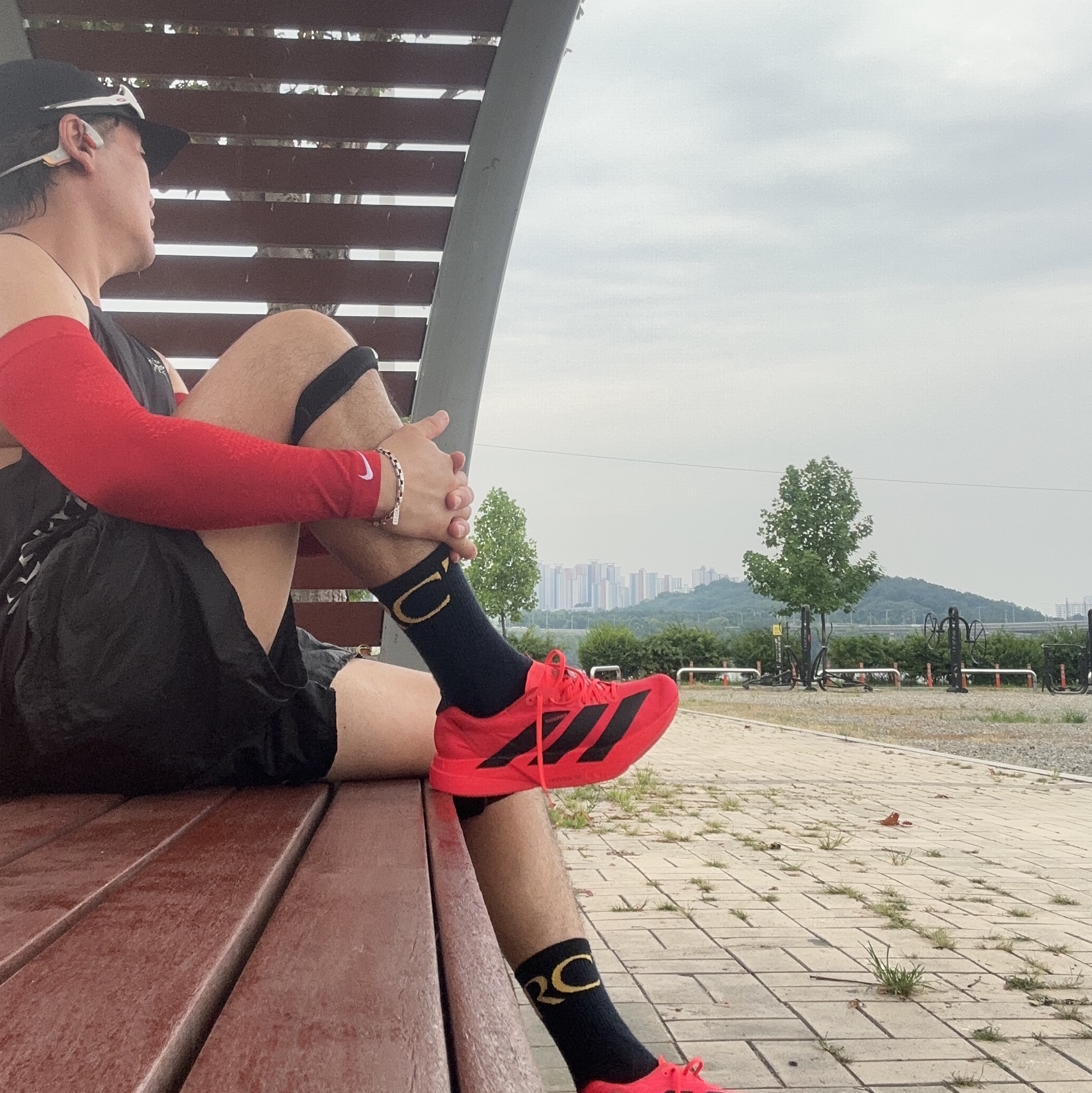 Adidas Adizero Adios Pro 4 Lucid Red Core Black, Arc'teryx Norvan Regular Brim Hat Black 착용 스타일 - 1