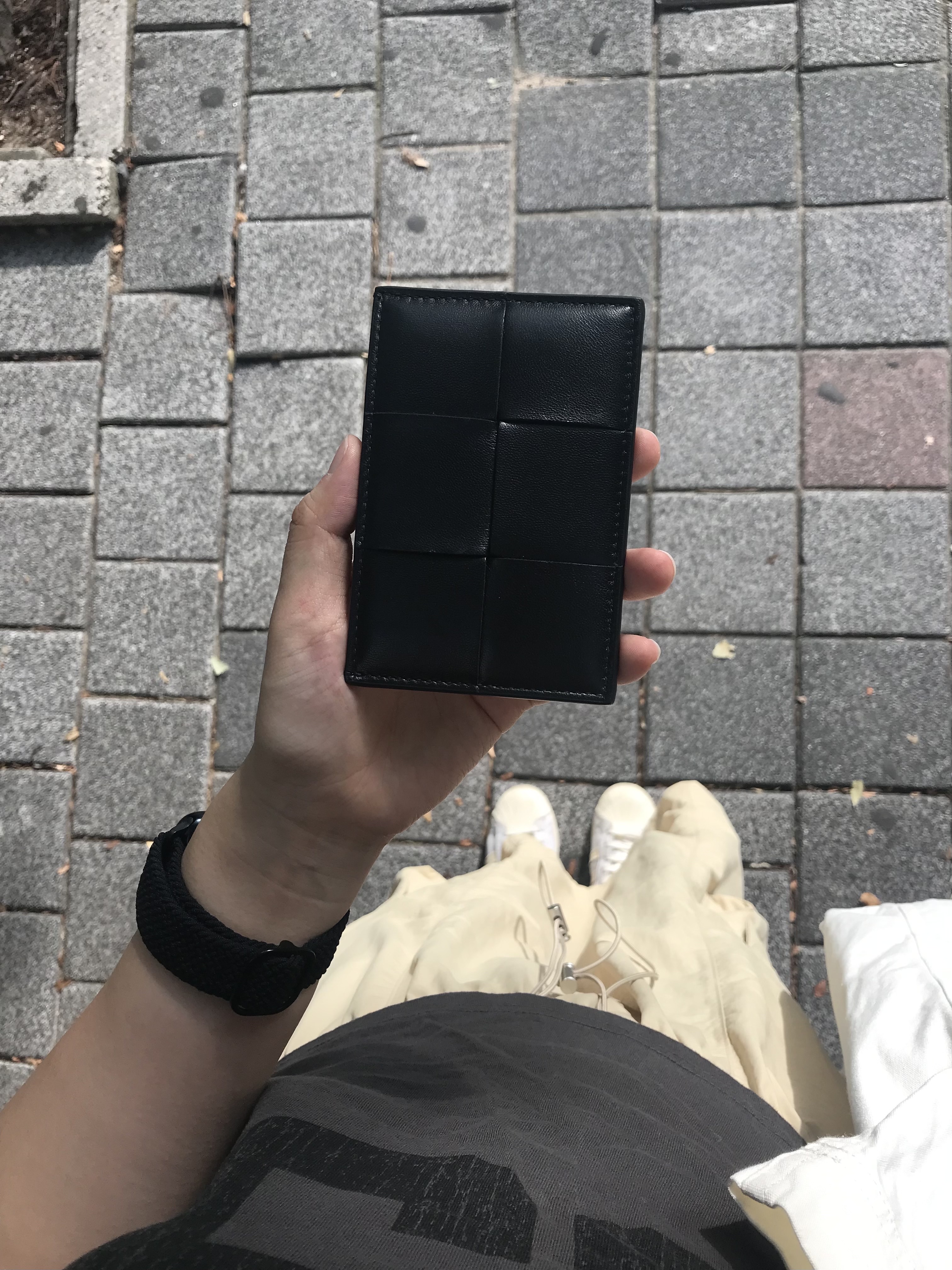 Bottega Veneta Credit Card Case Lambskin & Calfskin Black 착용 스타일 - 1