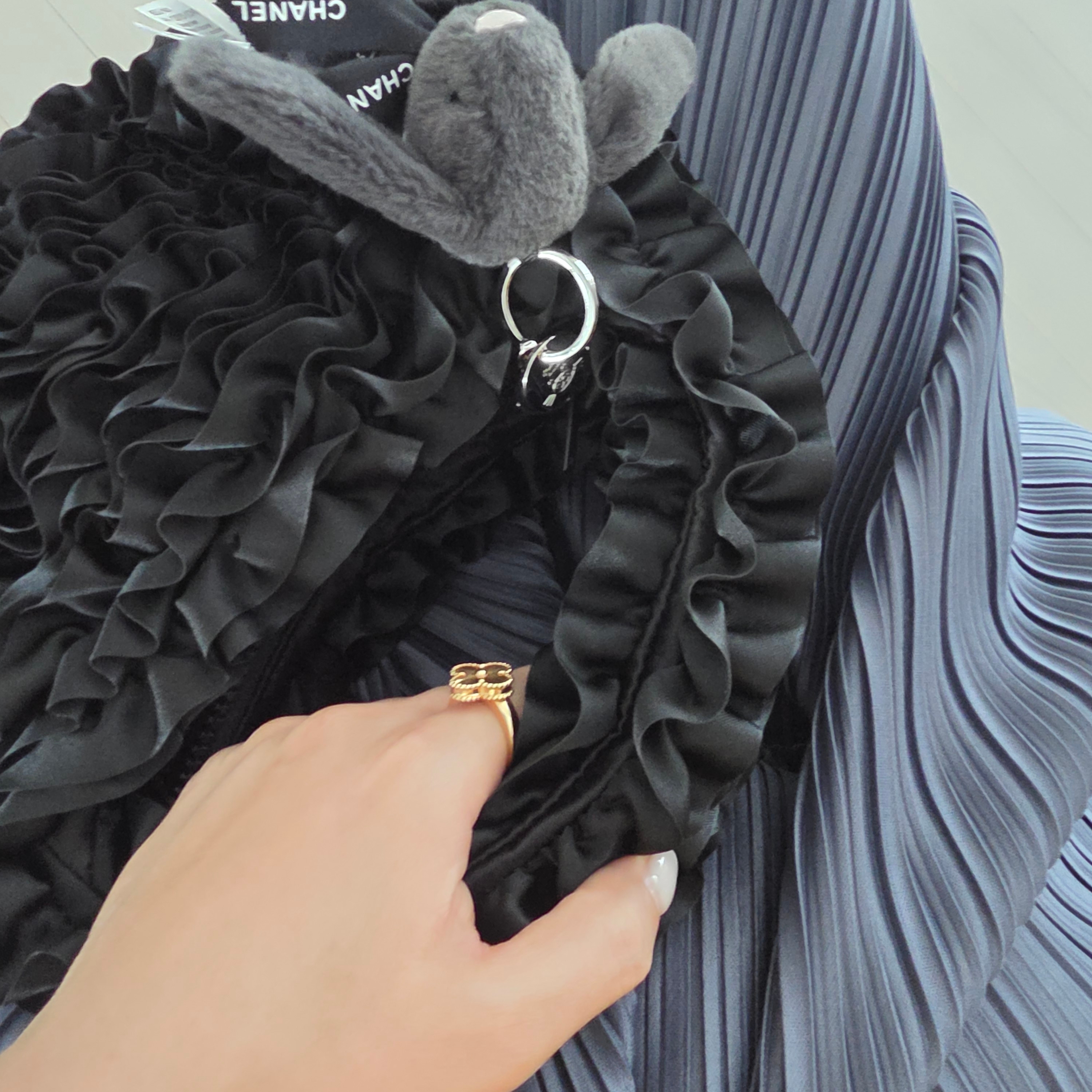 COS Dahlia Micro Bag Black, Jellycat Bashful Bunny Bag Charm Ink 착용 스타일 - 1