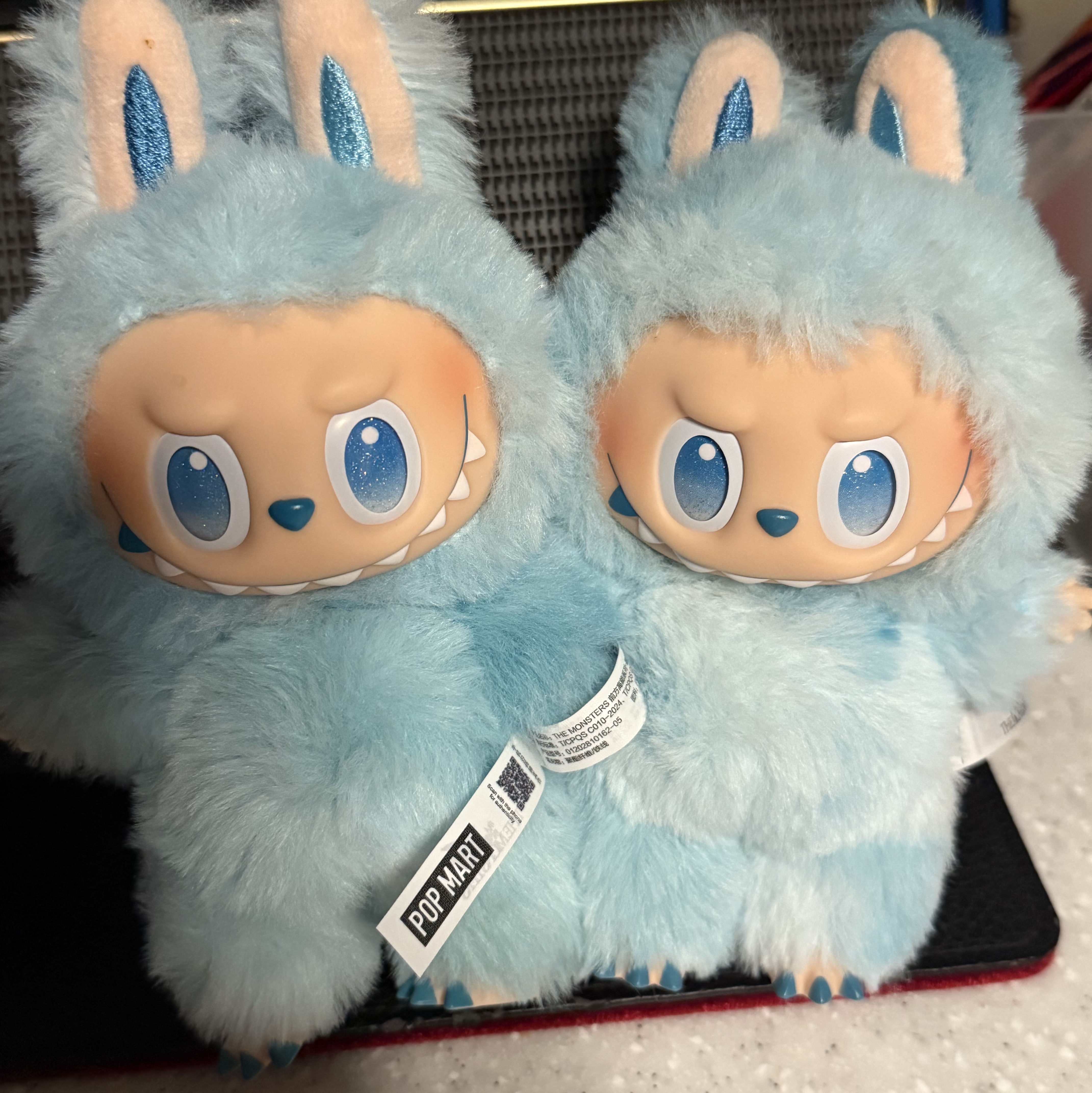 Pop Mart Labubu The Monsters Highlight Series Sealed Case (Bundle of 2/1 Blind Box) 착용 스타일