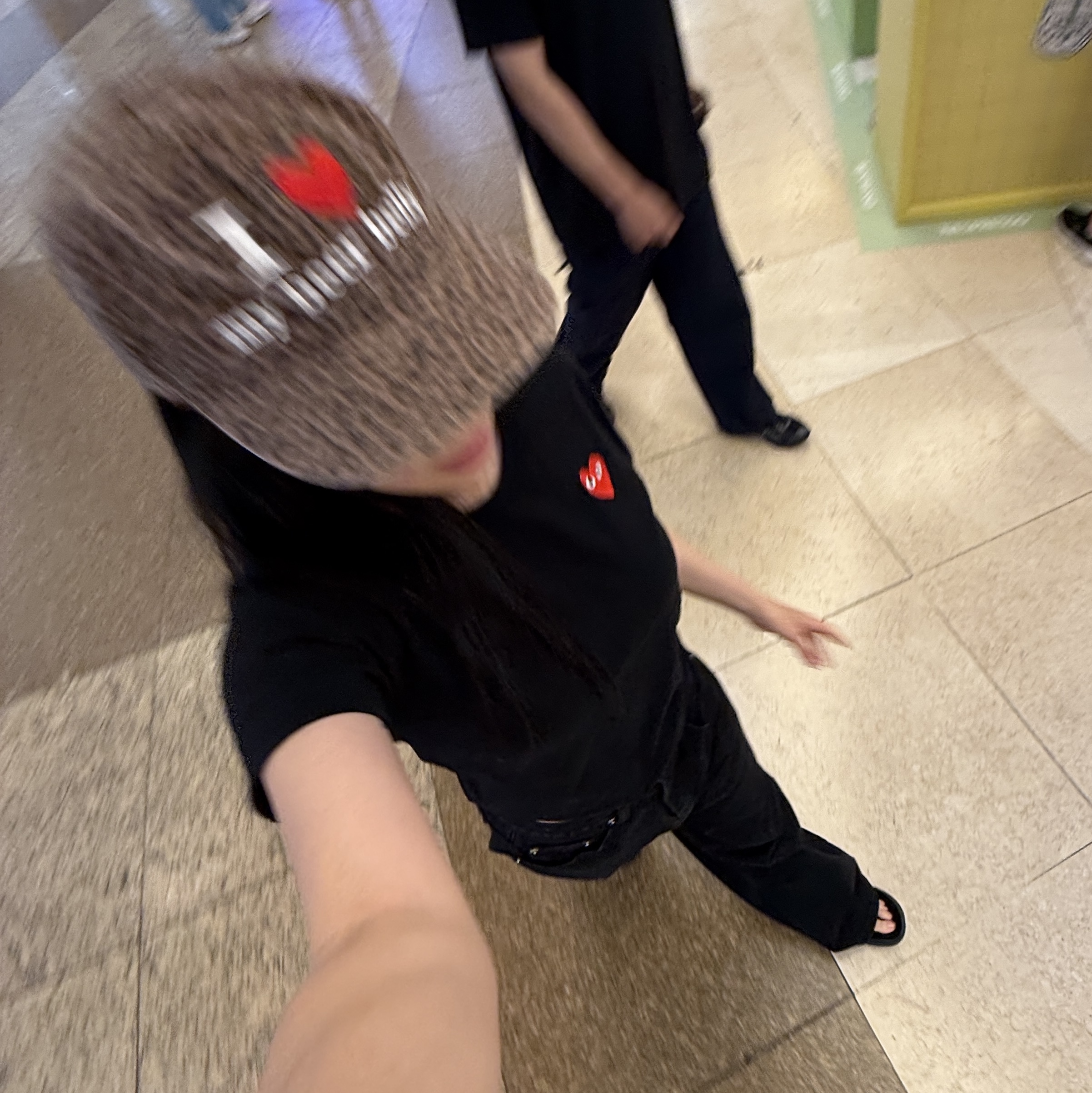 Play Comme des Garcons Red Heart T-Shirt Black, (W) Hoka Ora Recovery Flip Black Dark Gull Grey 착용 스타일 - 1