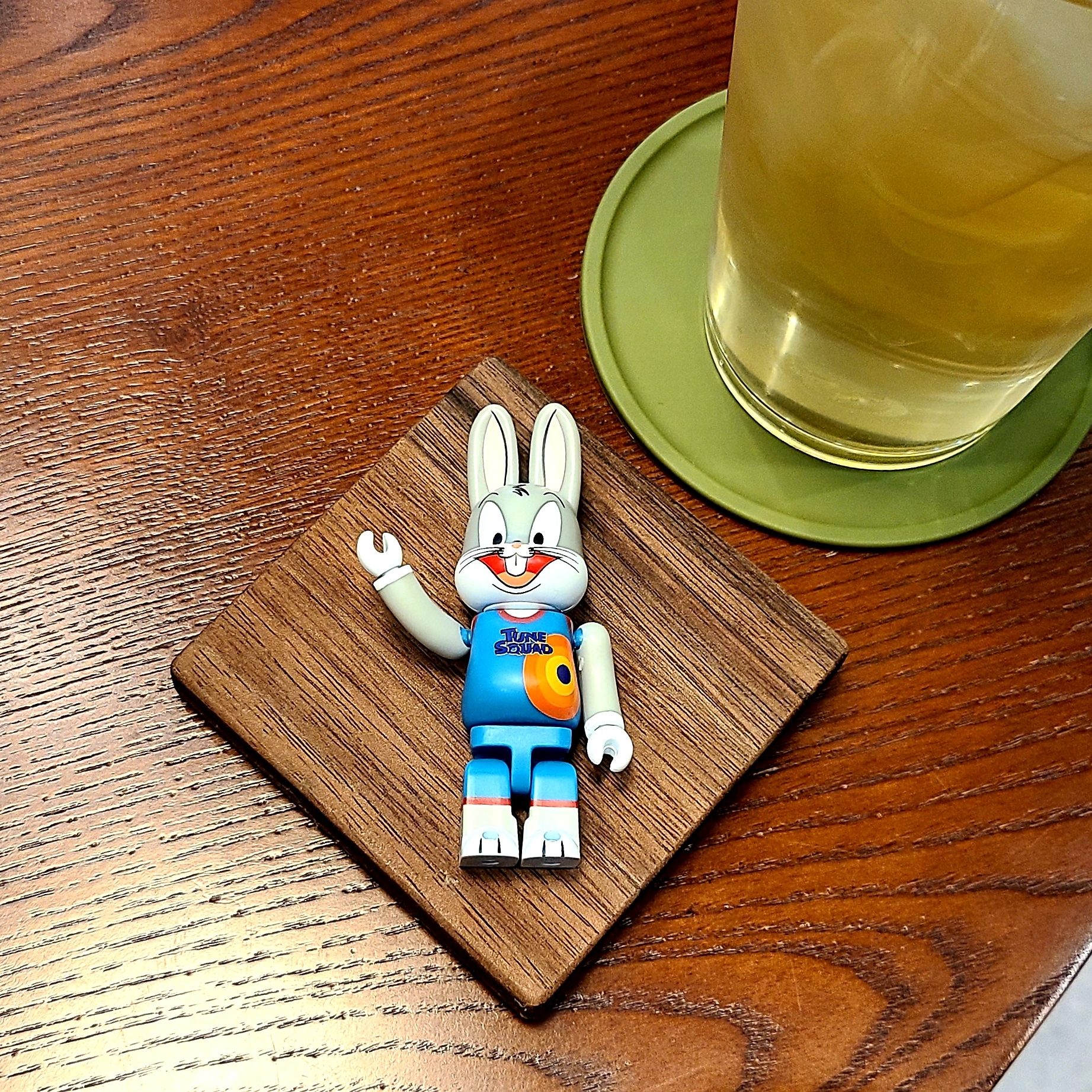 Bearbrick x Space Jam Rabbrick Bugs Bunny 100% & 400% Set 착용 스타일 - 1