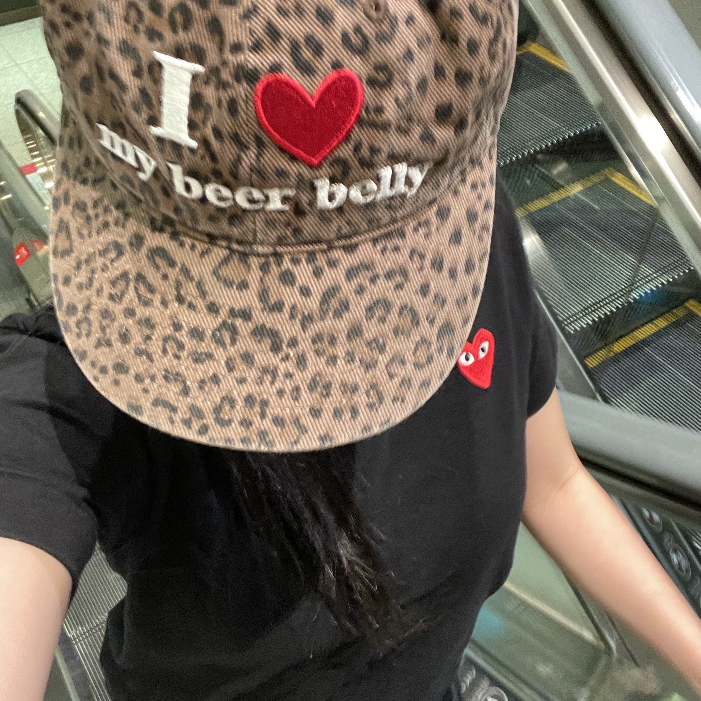 Play Comme des Garcons Red Heart T-Shirt Black, (W) Hoka Ora Recovery Flip Black Dark Gull Grey 착용 스타일 - 3