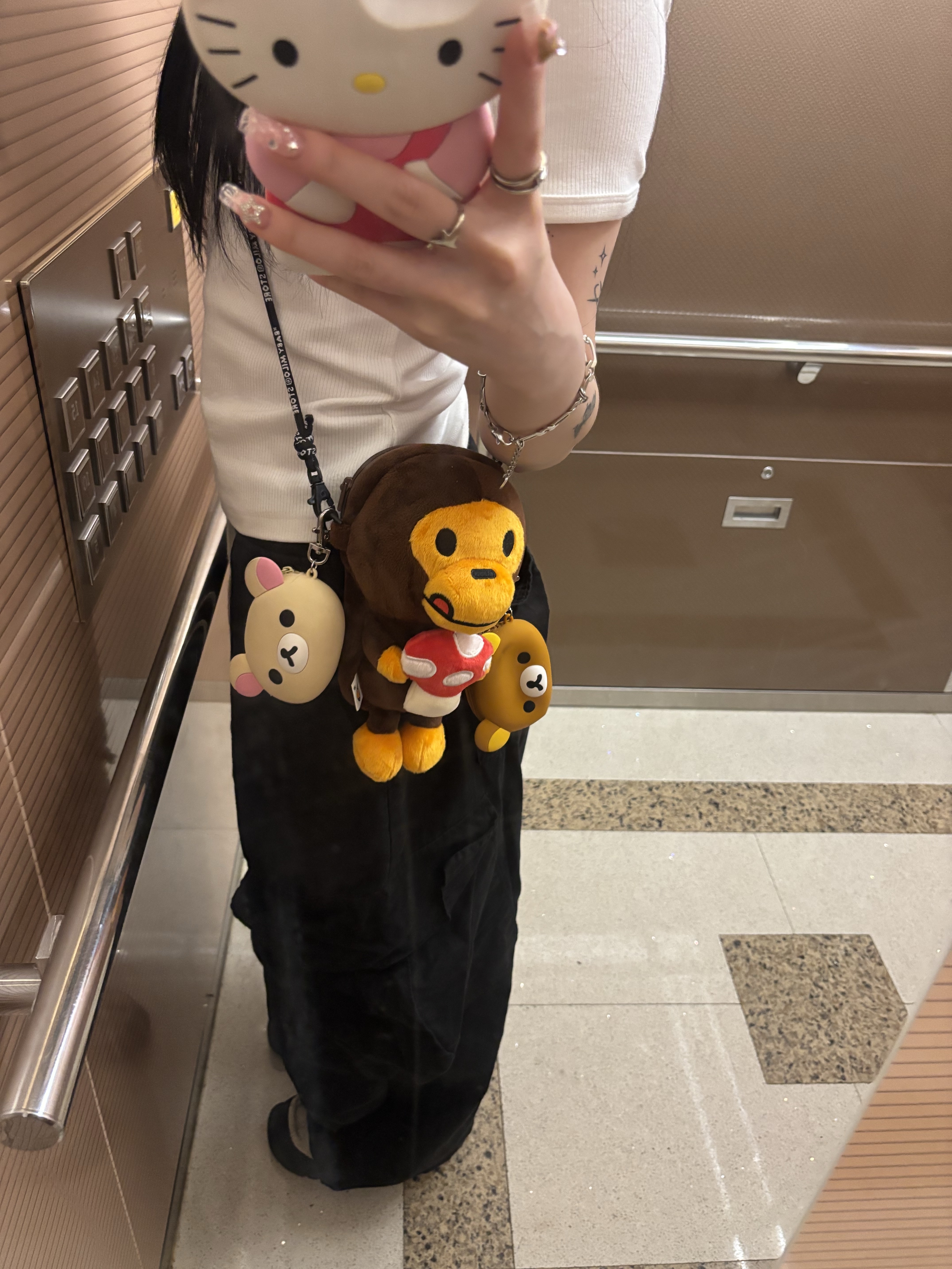 BAPE Baby Milo Plush Mobile Bag Brown, AEAE Dot Small Letter Nylon Cap White 착용 스타일 - 1
