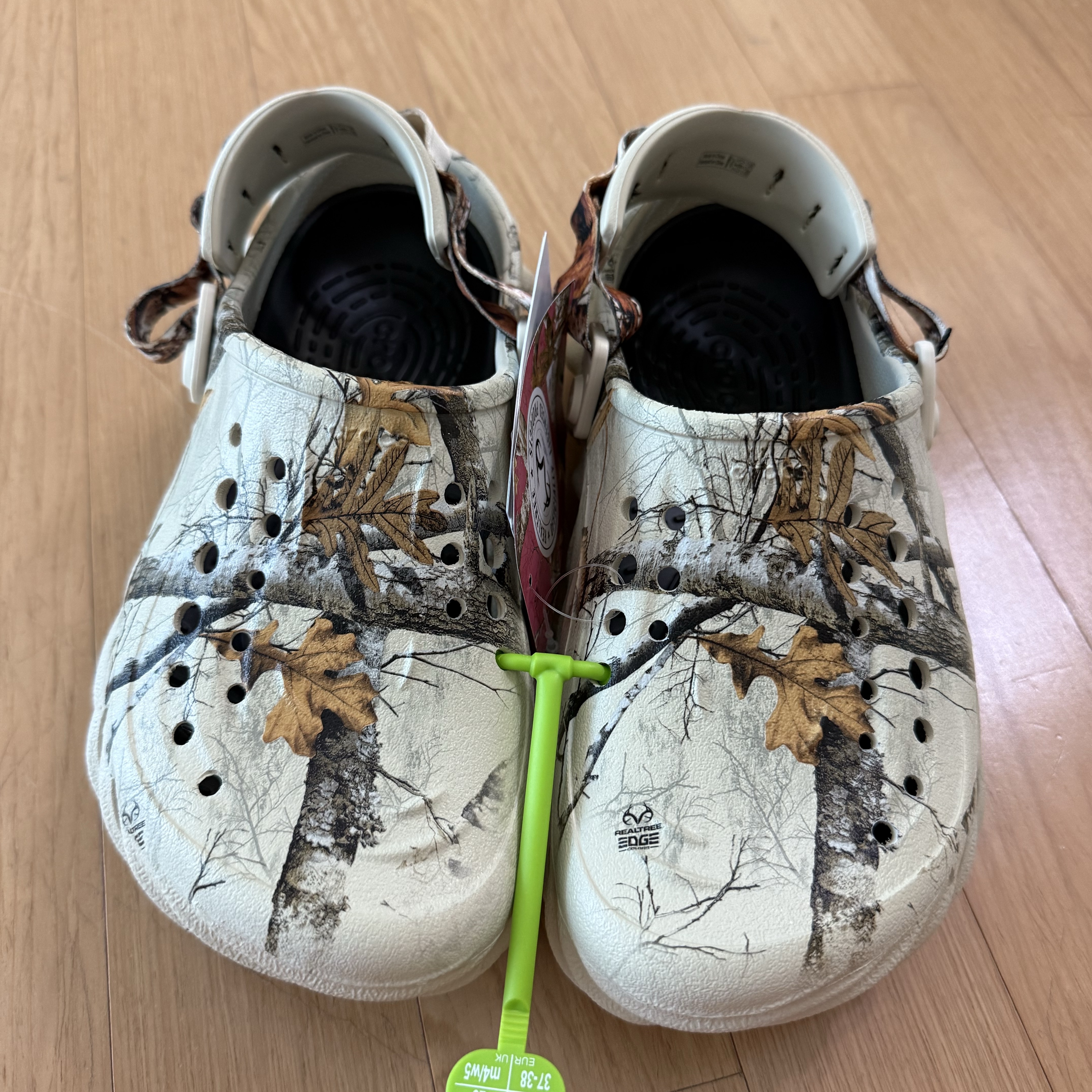 Crocs Echo Clog Real Tree Bone 착용 스타일