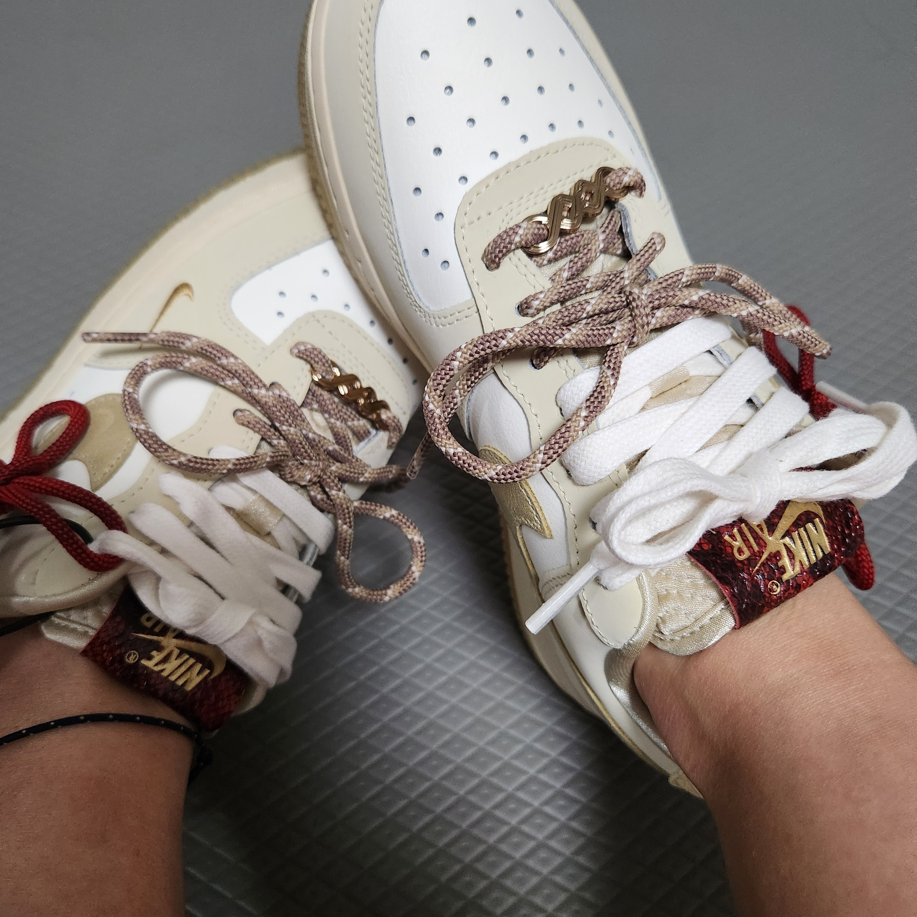 (W) Nike Air Force 1 ’07 LX Sail Team Gold 착용 스타일