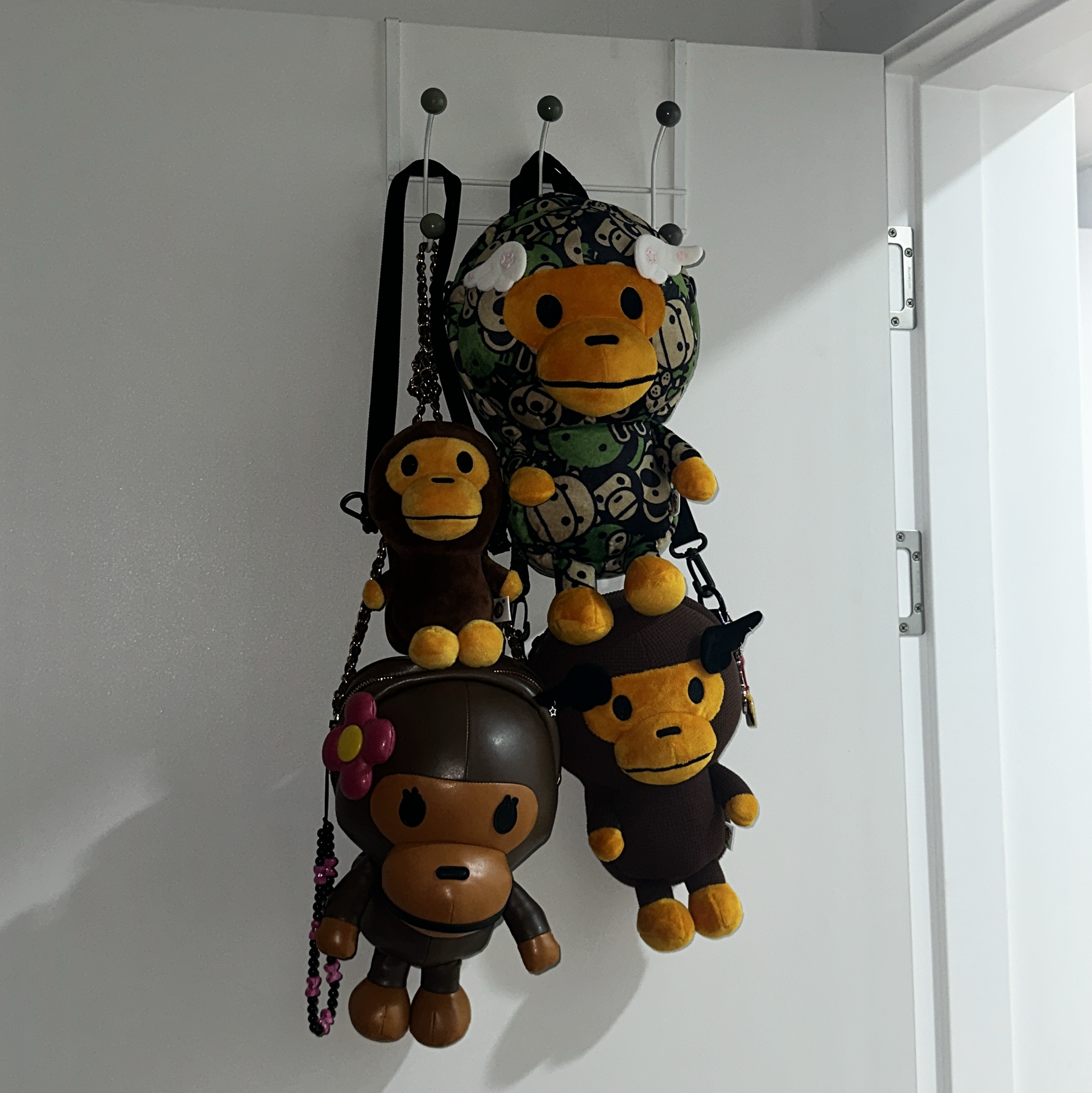 (W) BAPE Baby Lisa Plush Doll Chain Shoulder Bag Brown, BAPE Baby Milo Plush Cross Bag Brown 착용 스타일