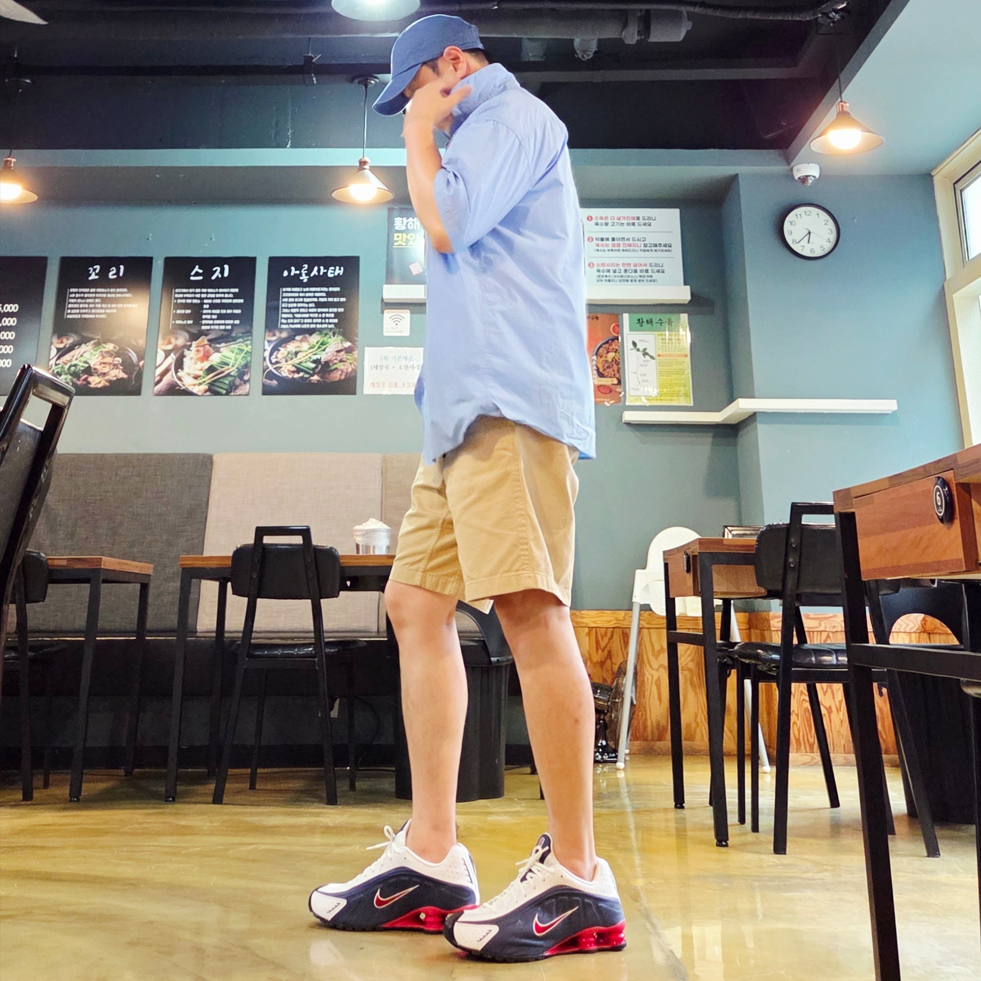 Nike Shox R4 Midnight Navy White 착용 스타일 - 2