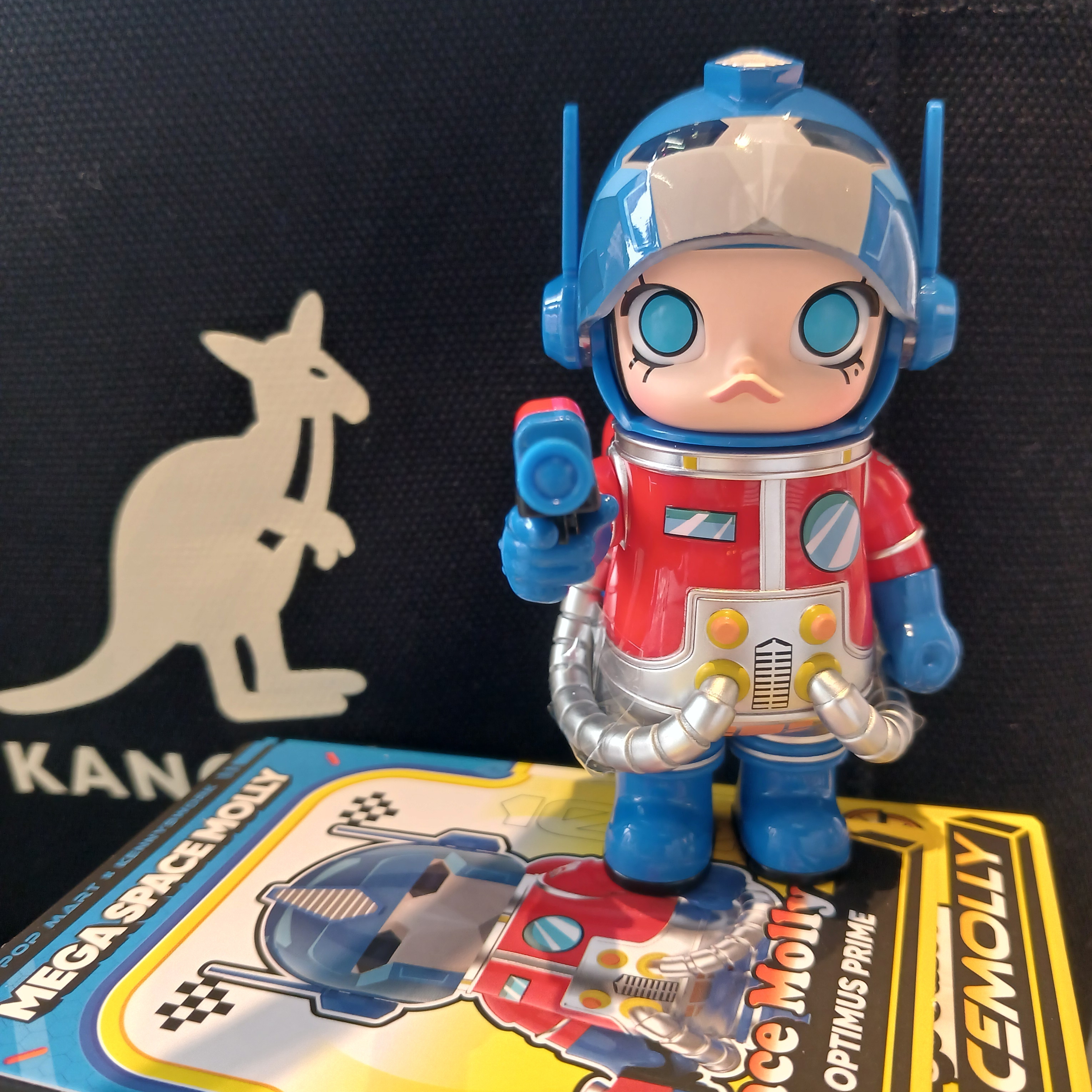 Pop Mart Mega Space Molly 100% Series4 Optimus Prime (Opened Case) 착용 스타일