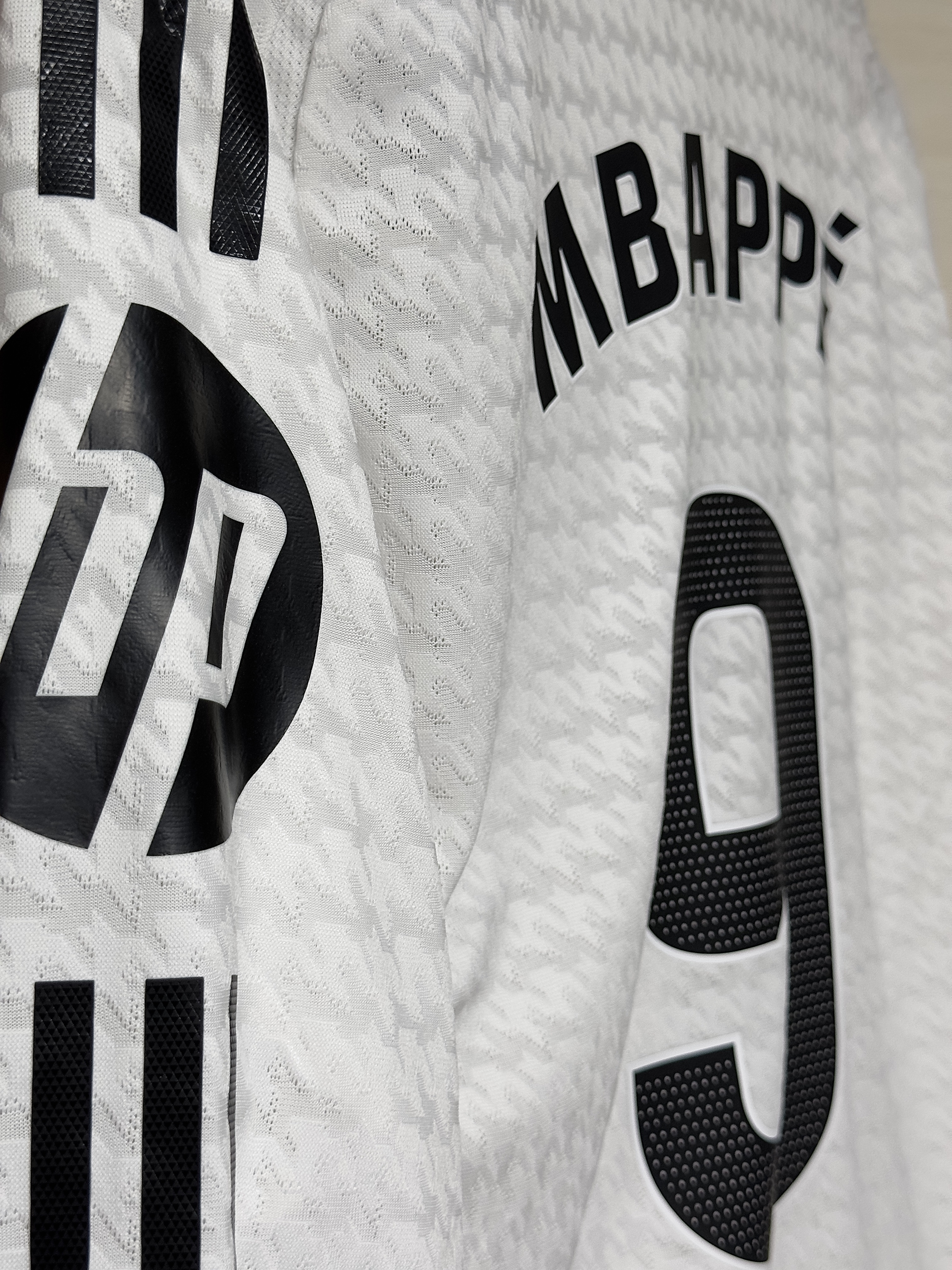 Adidas Real Madrid 2024/25 Home Authentic Long Sleeve Jersey White - US Sizing (Non Marking Ver.) 착용 스타일 - 4