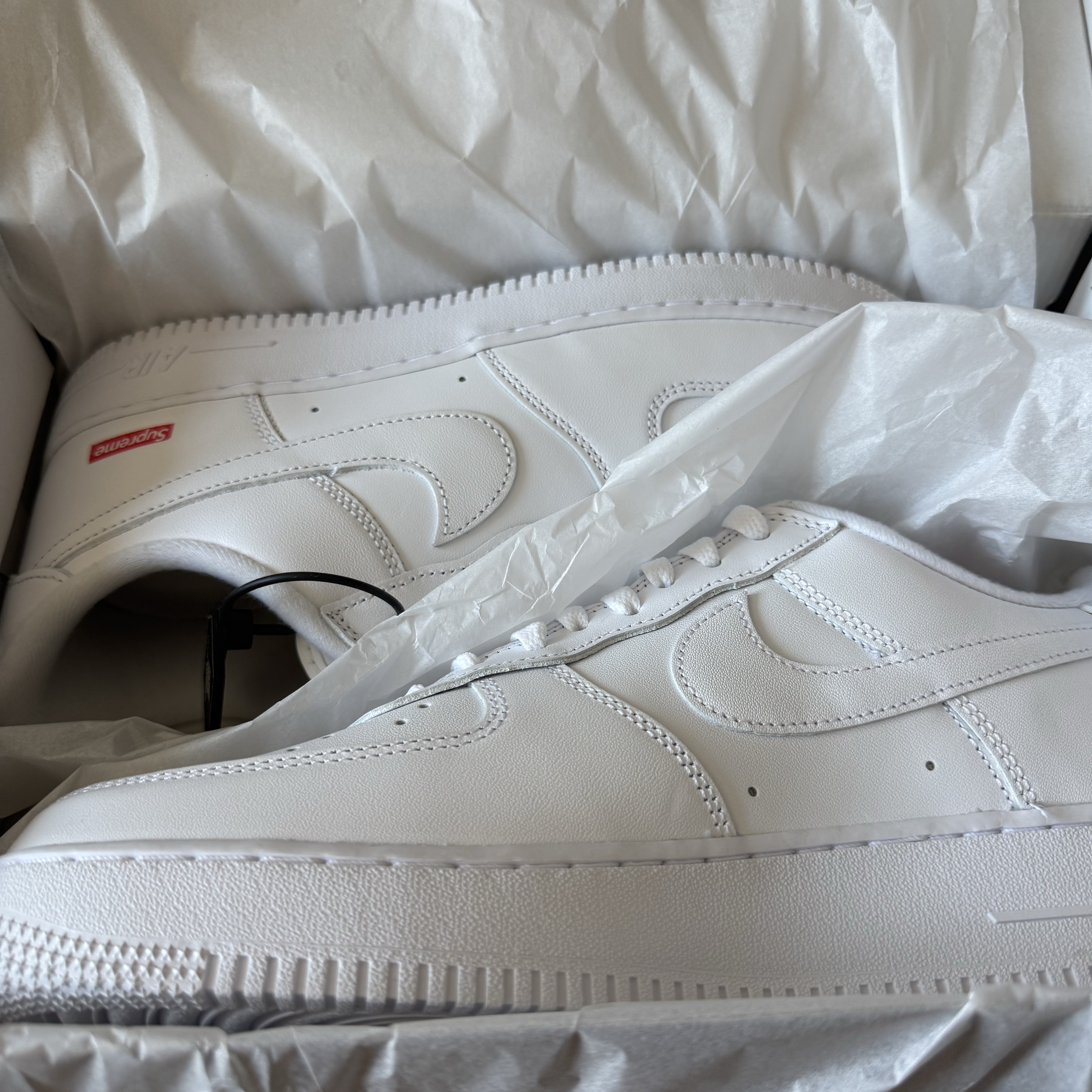Nike x Supreme Air Force 1 Low White 착용 스타일
