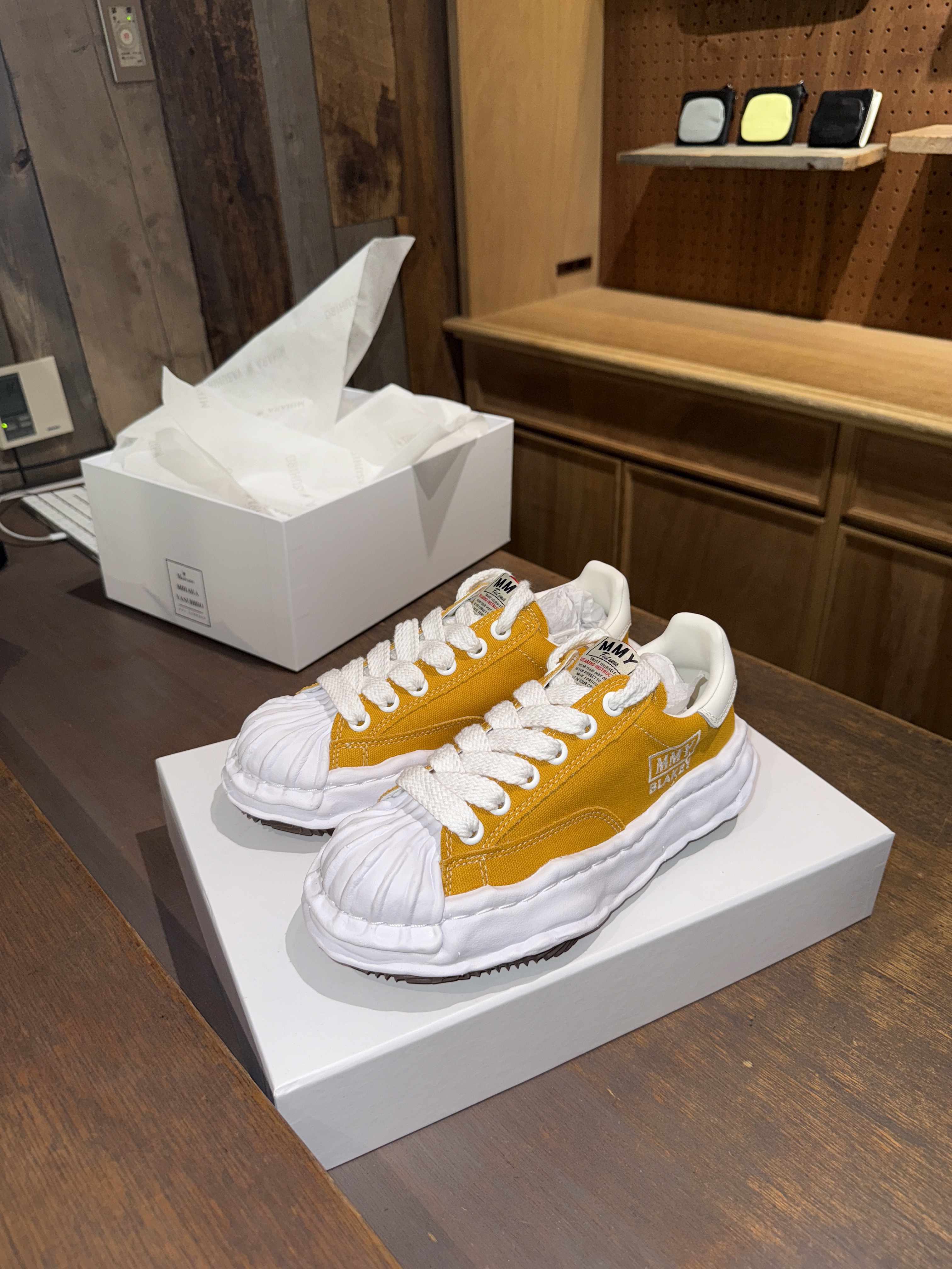 Maison Mihara Yasuhiro Blakey OG Sole Canvas Low-top Sneakers Yellow 착용 스타일