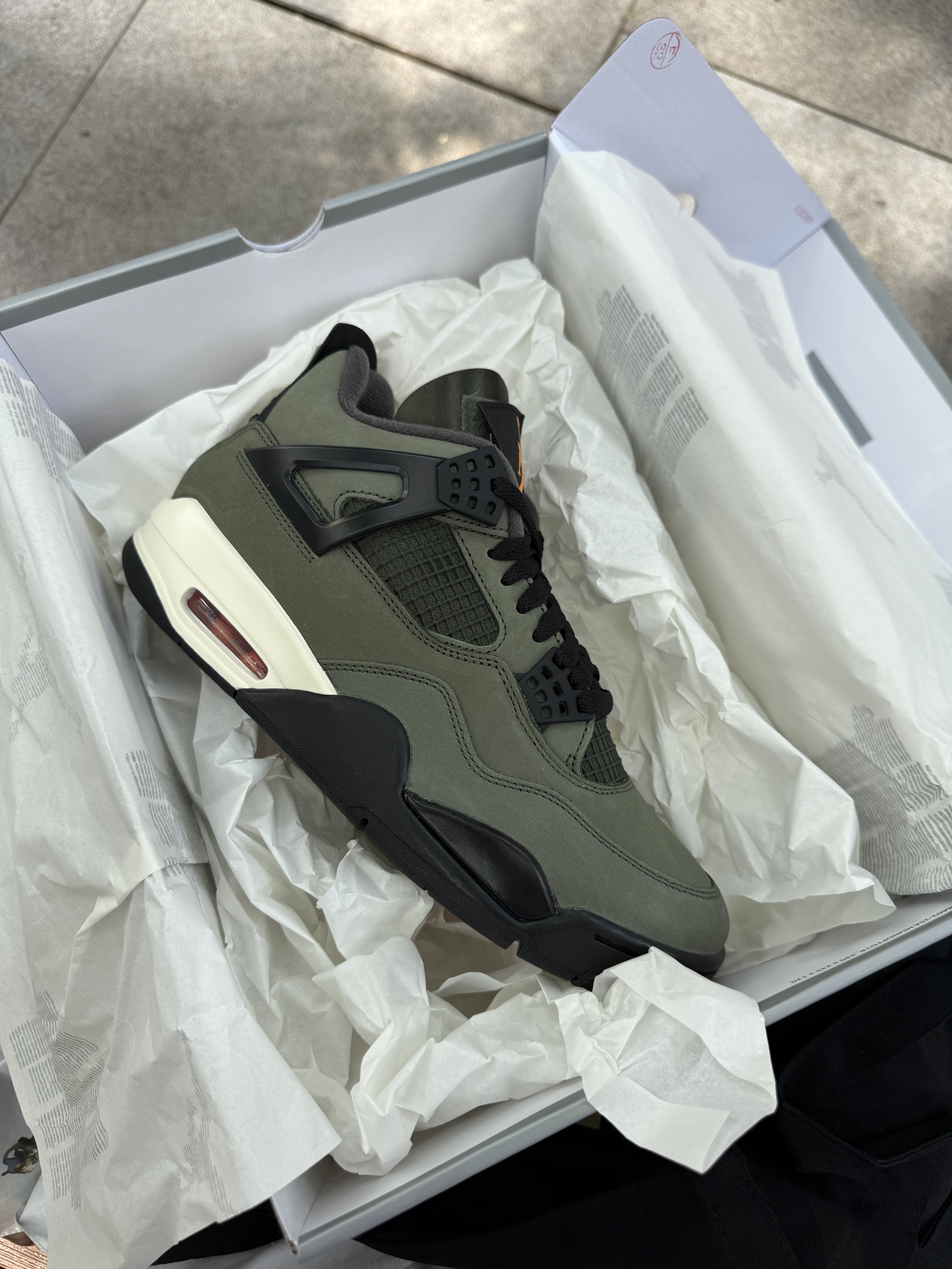 Jordan 4 x Undefeated Retro OG SP Deep Green and Clementine 착용 스타일 - 3