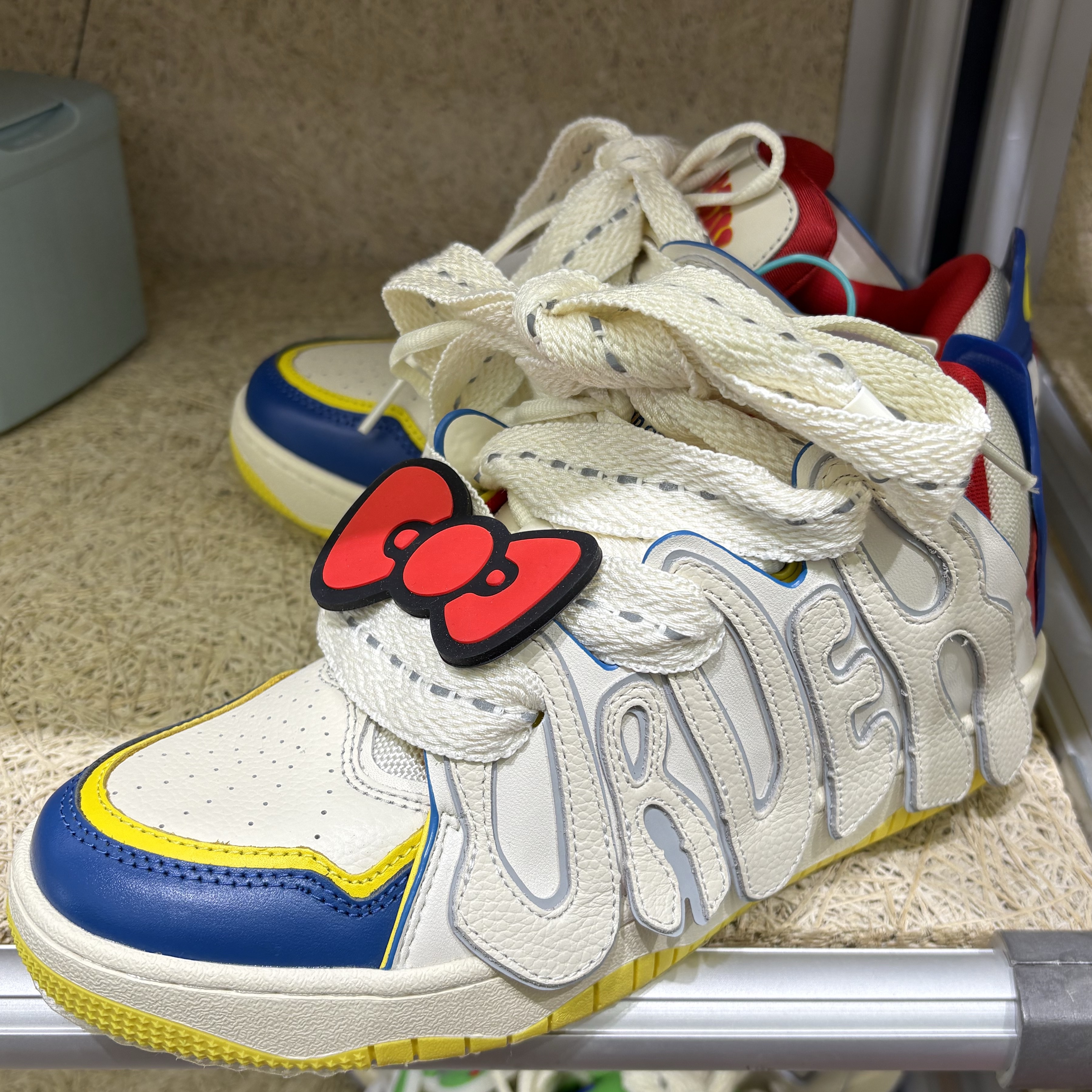 Old Order x Sanrio Skater/001 Hello Kitty 착용 스타일