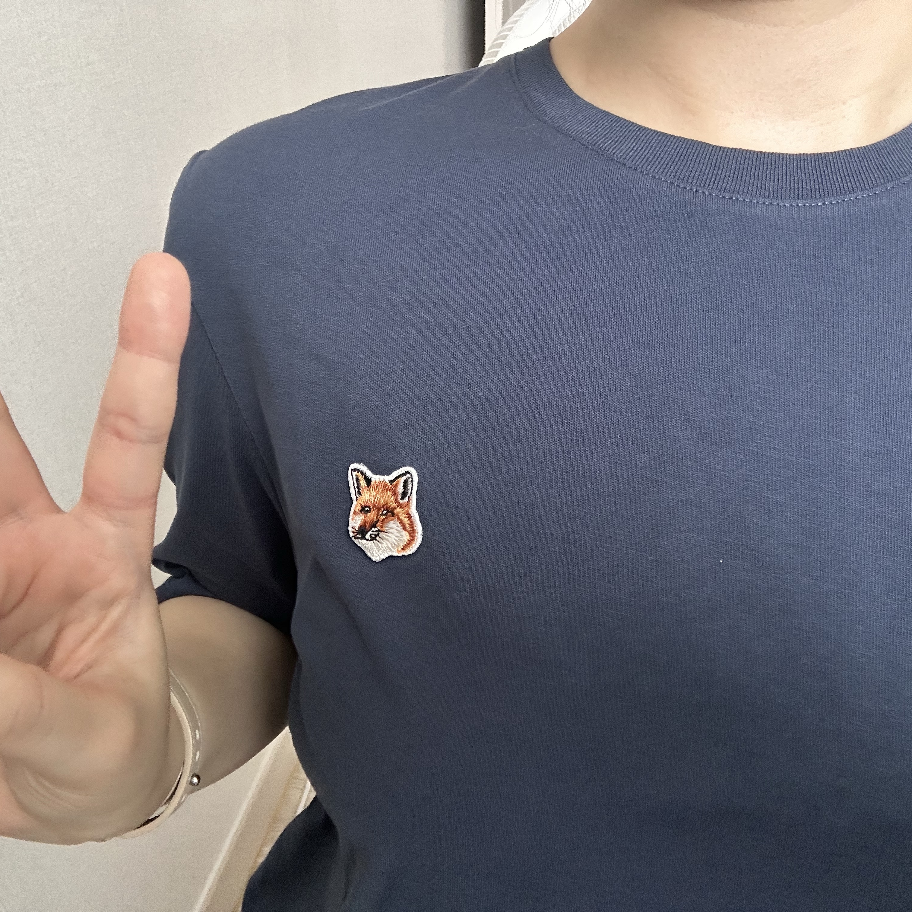 Maison Kitsune Fox Head Patch Regular T-Shirt Ink Blue 착용 스타일
