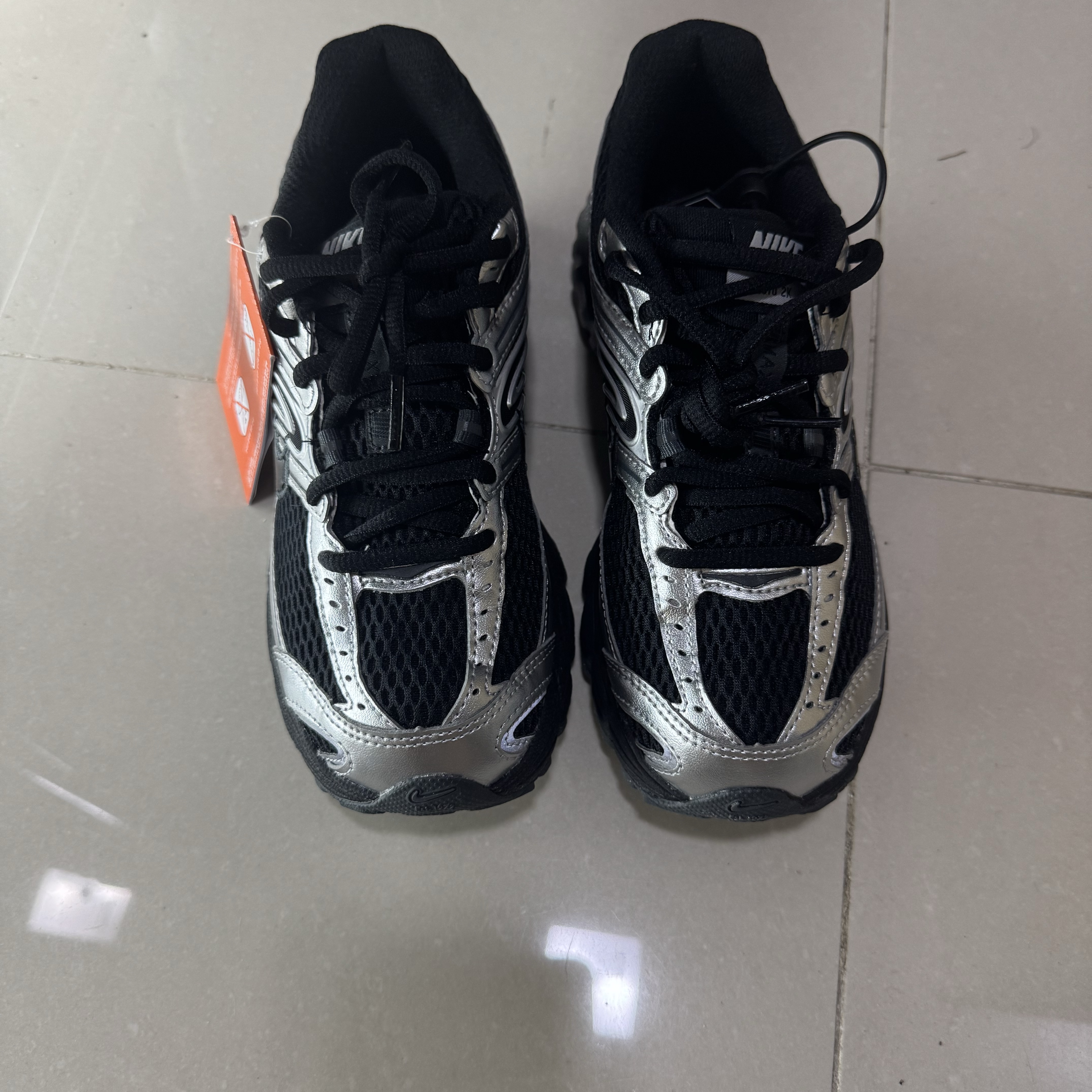 (W) Nike Air Max Moto 2K Black Metallic Silver 착용 스타일 - 1