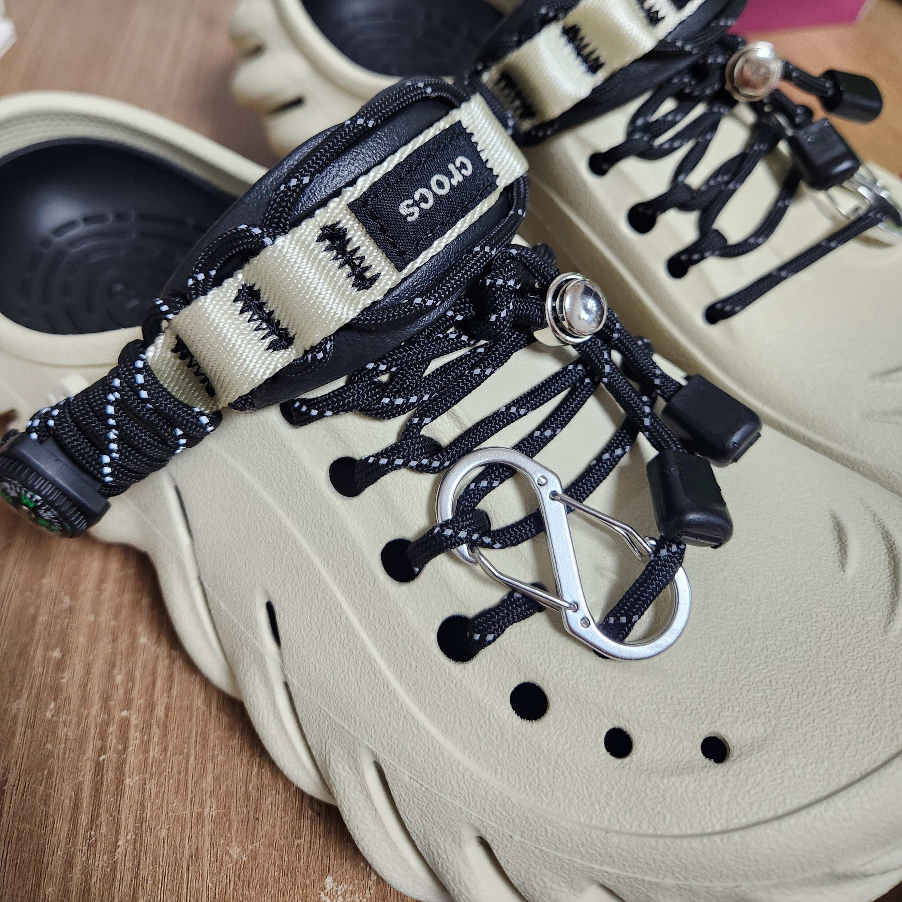 Crocs Echo Clog Bone Black 착용 스타일