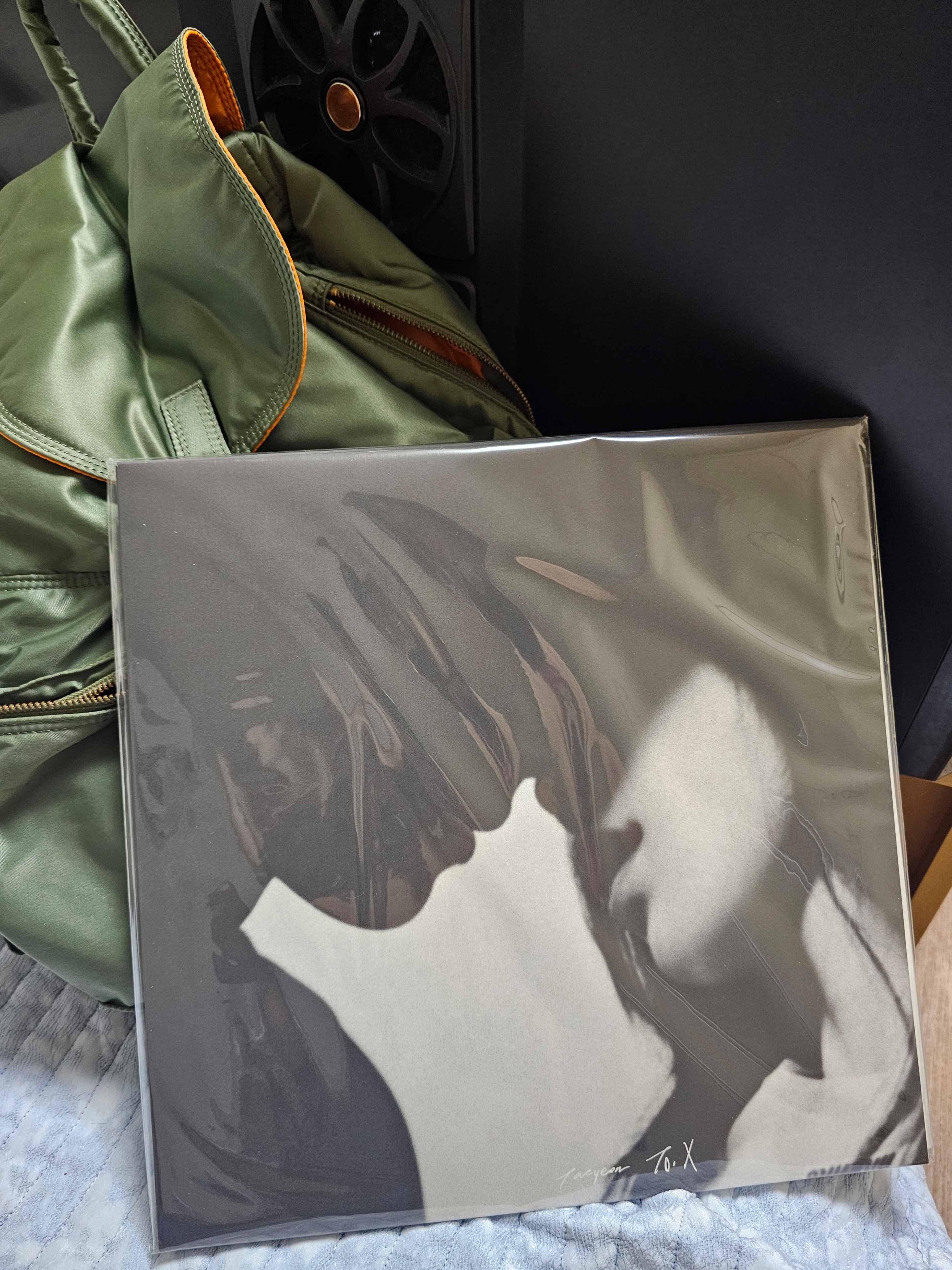 Taeyeon 5th Mini Album To. X LP Black 착용 스타일 - 1