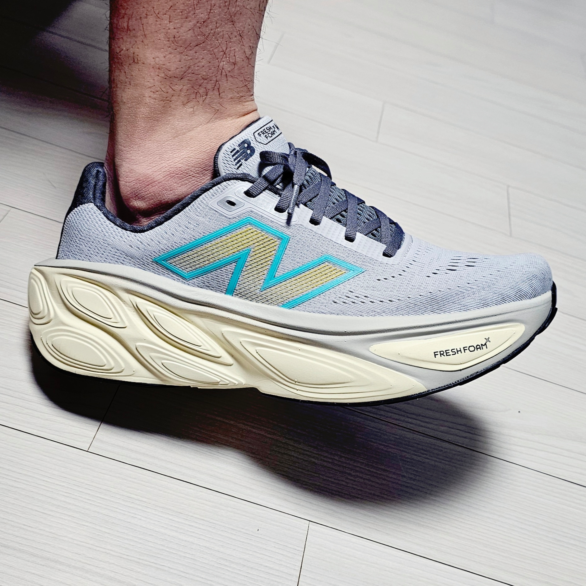 New Balance Fresh Foam X More v5 Brighton Grey Calcium - 2E Wide 착용 스타일