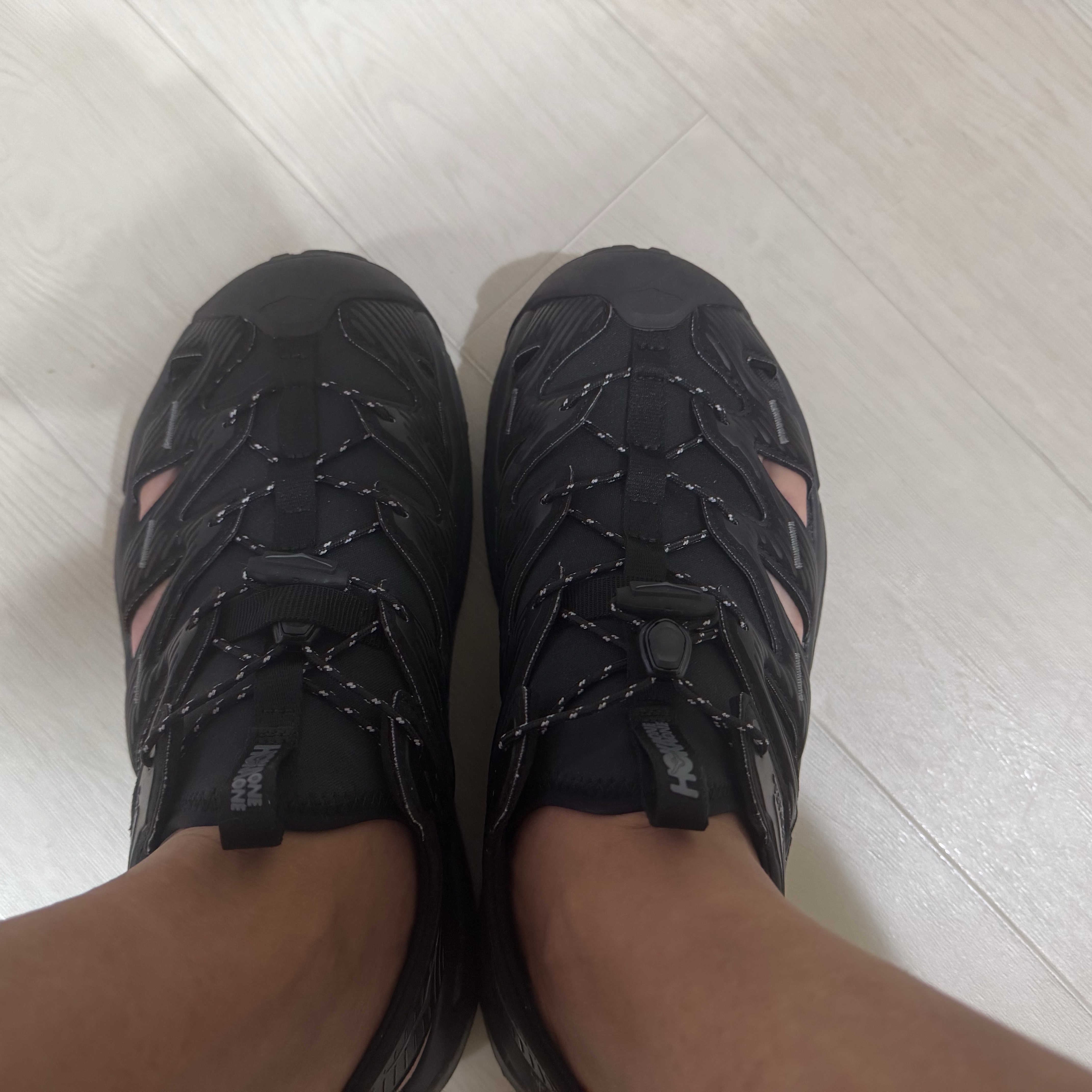 Hoka Hopara Black Castle Rock 착용 스타일