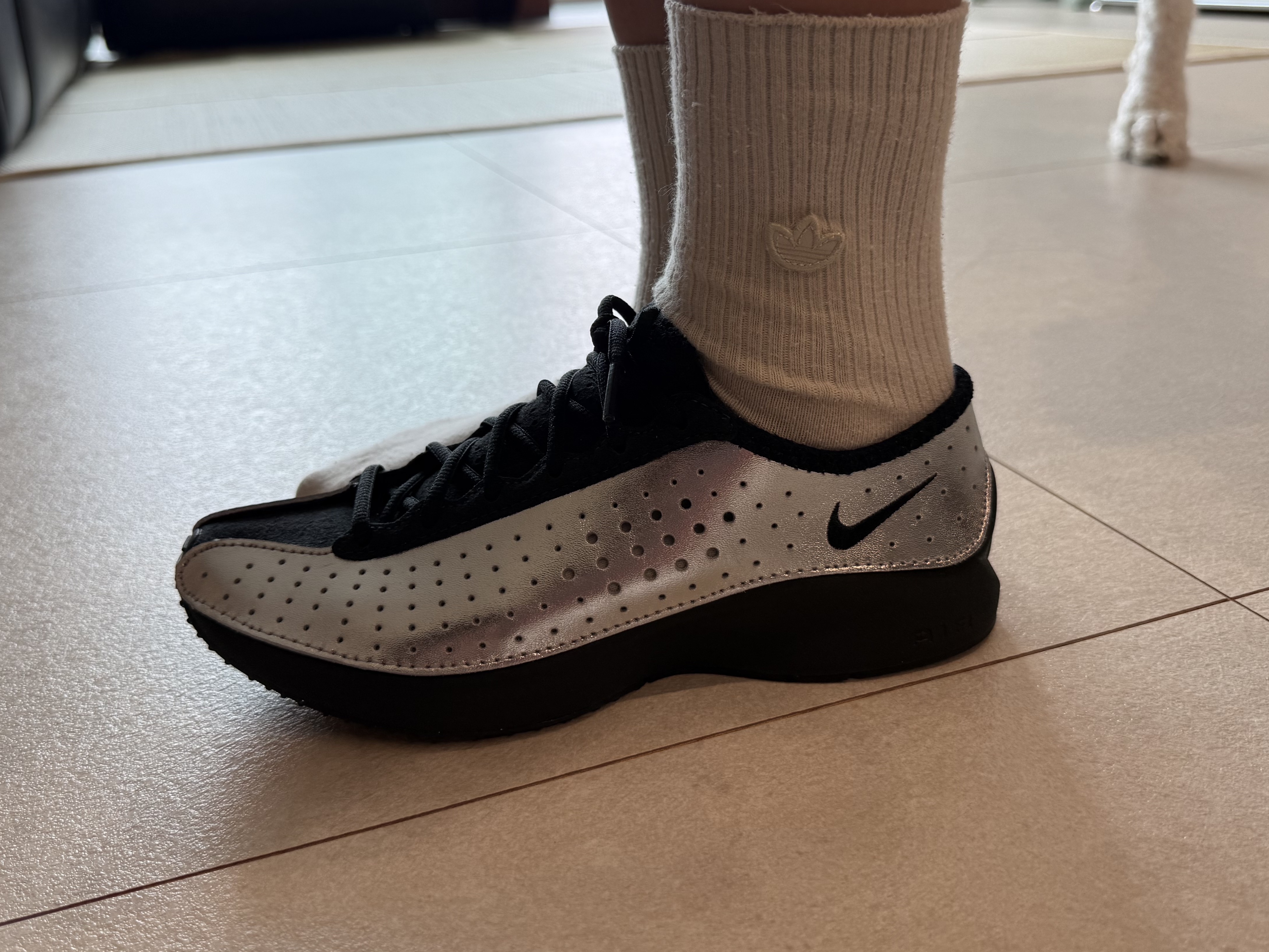 (W) Nike Air Max Muse Black and Metallic Silver, (W) Nike Air Superfly Metallic Silver and Black 착용 스타일 - 3