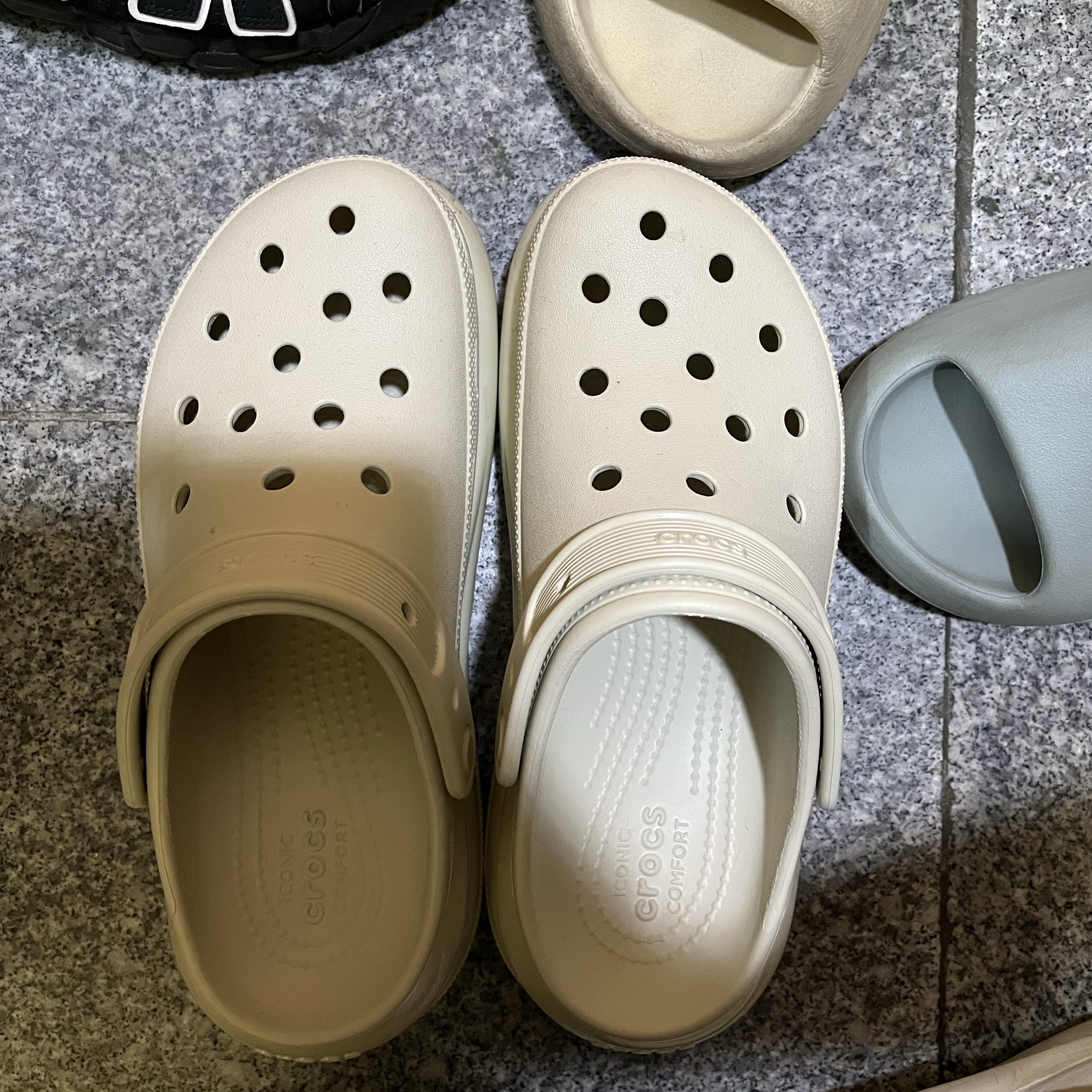 (W) Crocs Classic Mega Crush Clog Bone 착용 스타일