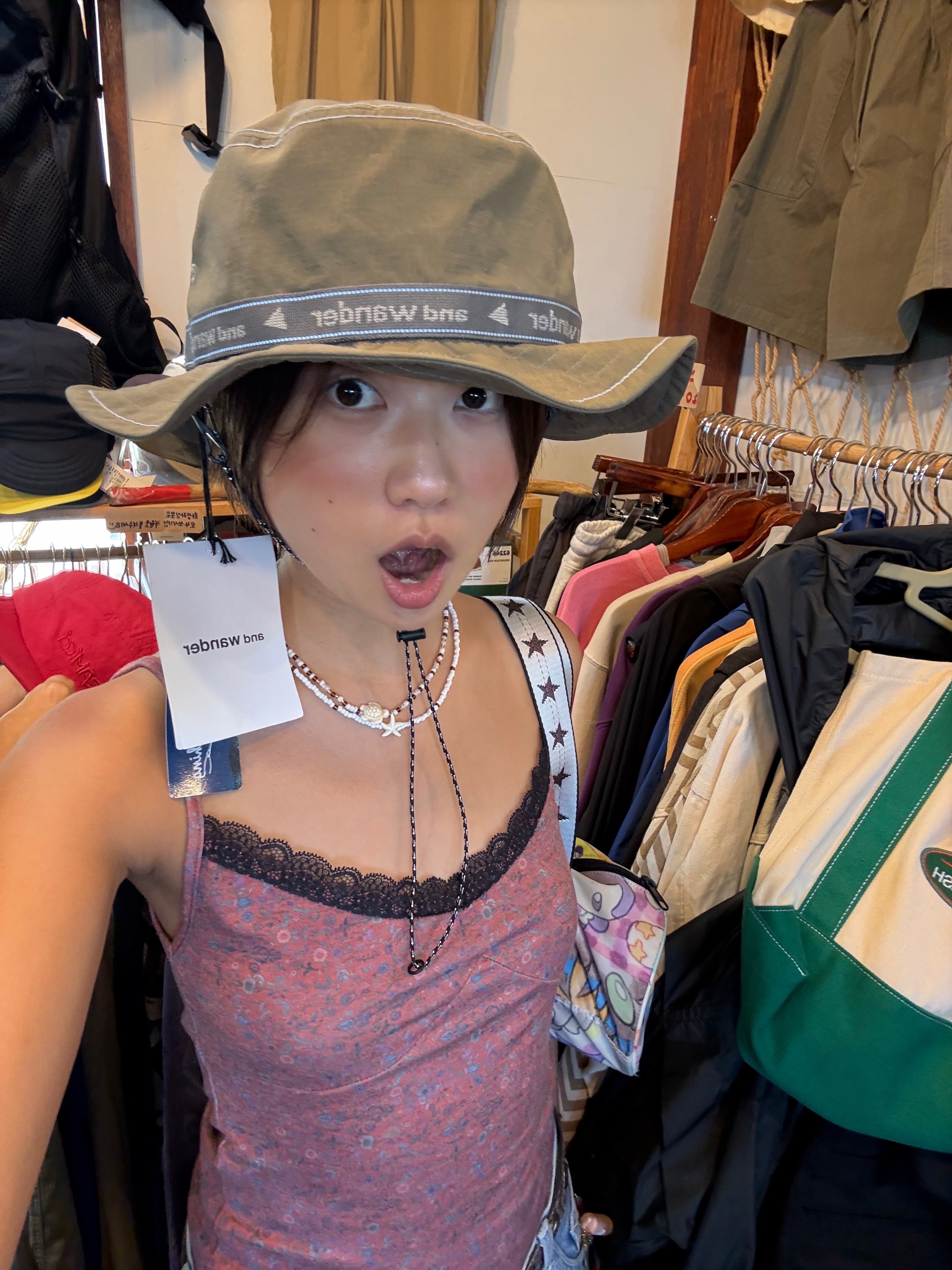 COYSEIO Doodle Sleeveless Red 착용 스타일