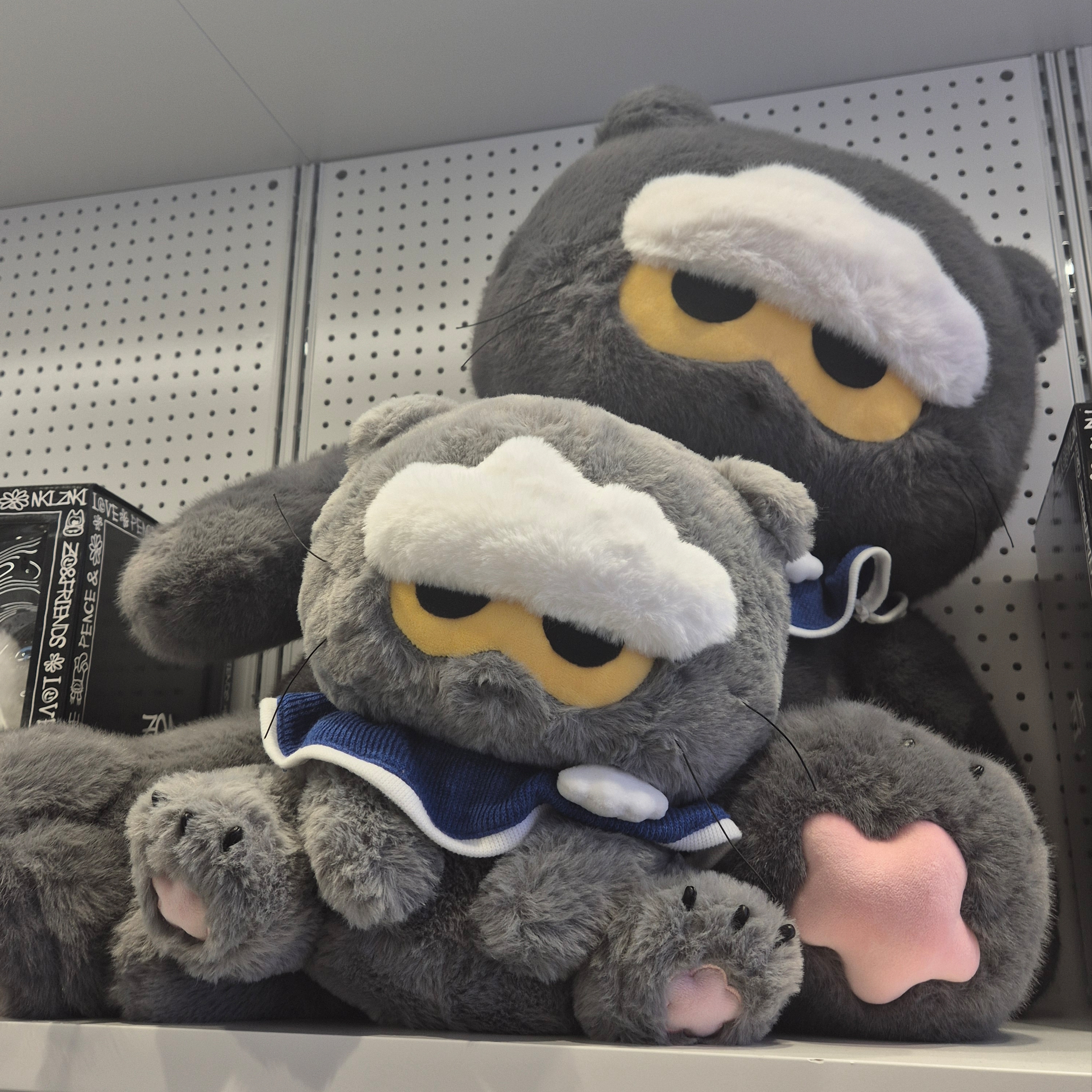 Zo&Friends Zoa Medium Plush Grey, Zo&Friends Zoa Big Plush Grey 착용 스타일